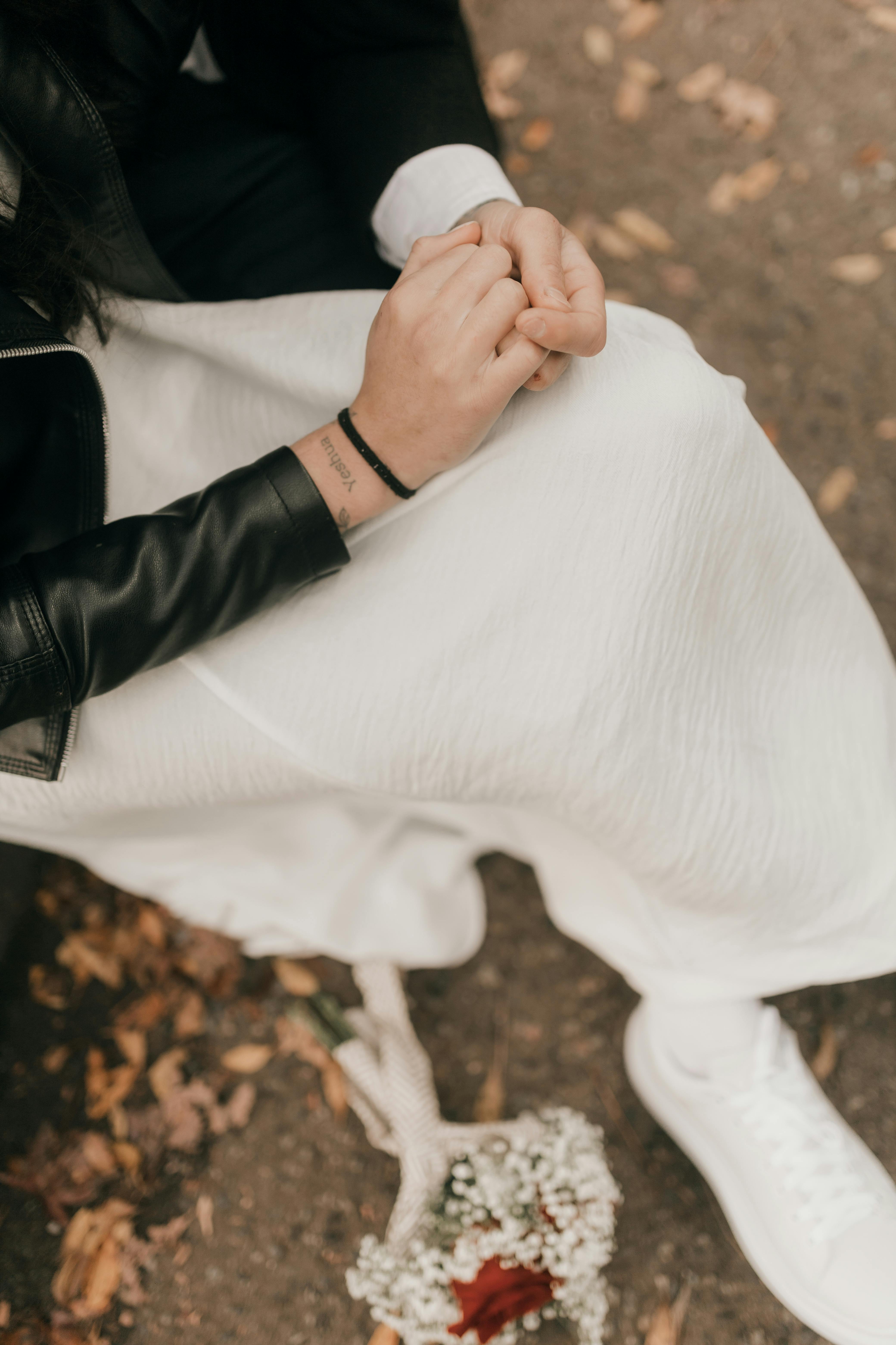 Une personne qui se tient les mains | Source : Pexels