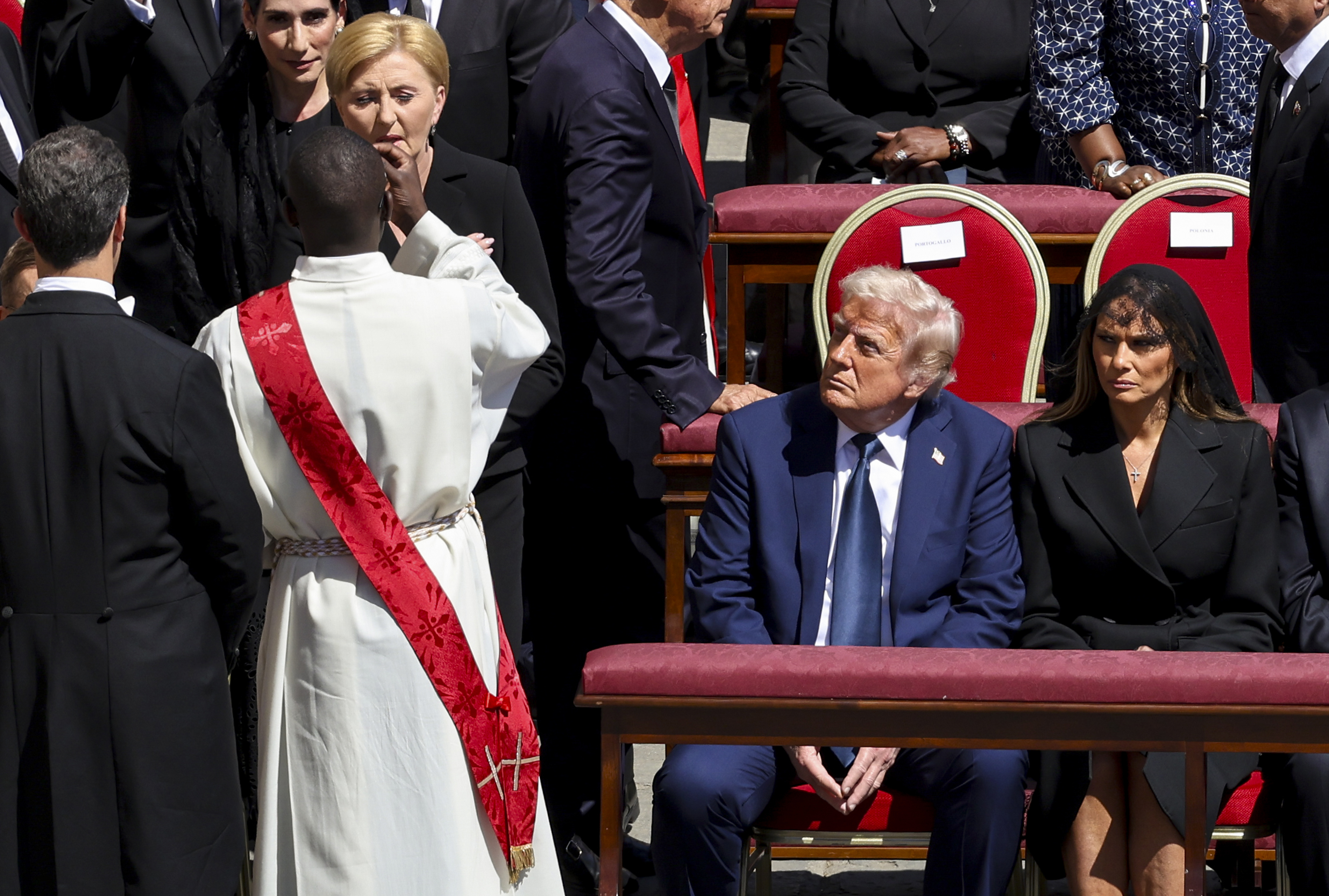 Le président Donald Trump et La Première Dame Melania Trump assistent aux funérailles du pape François, le 26 avril 2025, sur la place Saint-Pierre, au Vatican. | Source : Getty Images