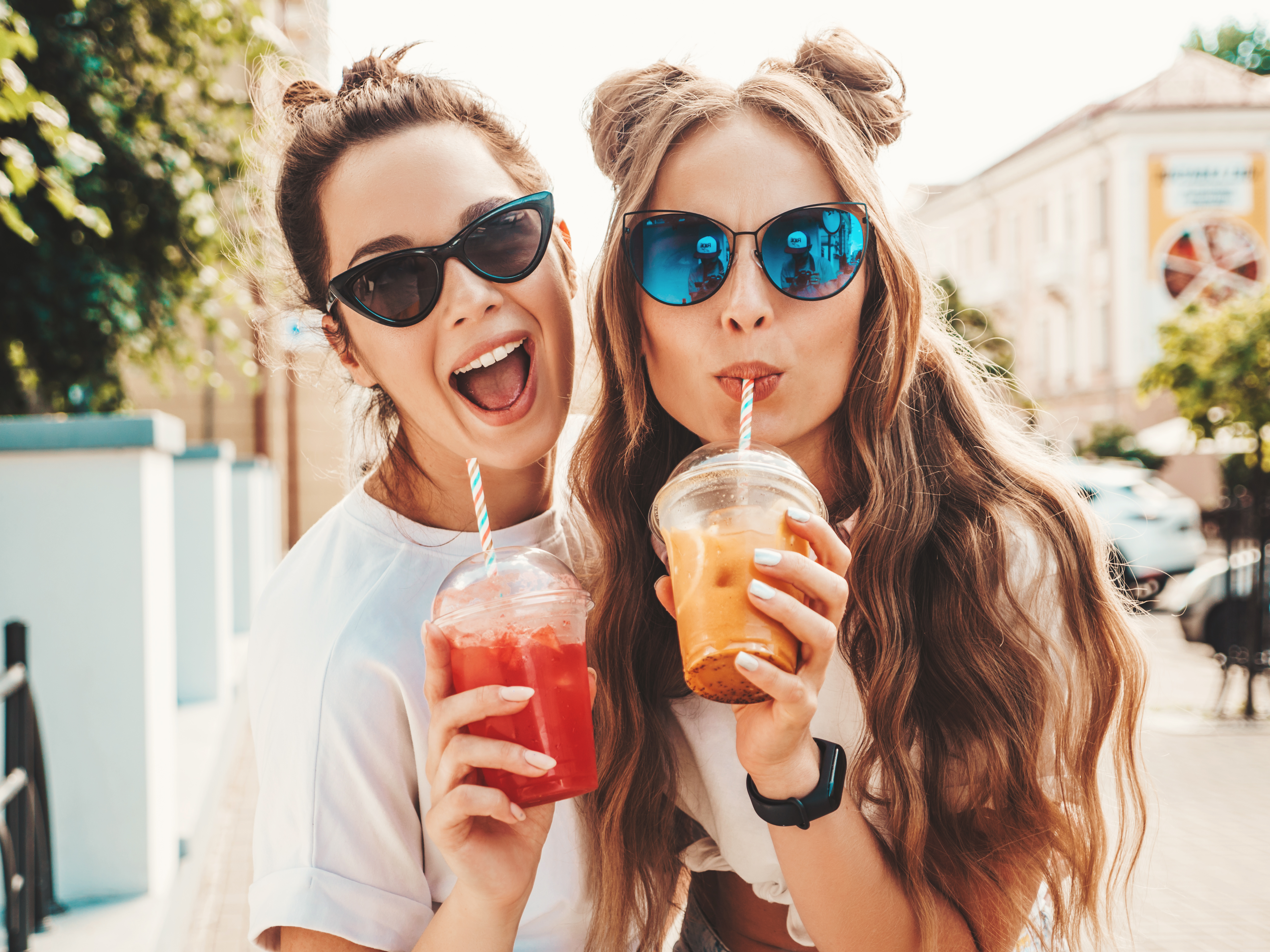 Deux amis dégustant des smoothies | Source : Shutterstock