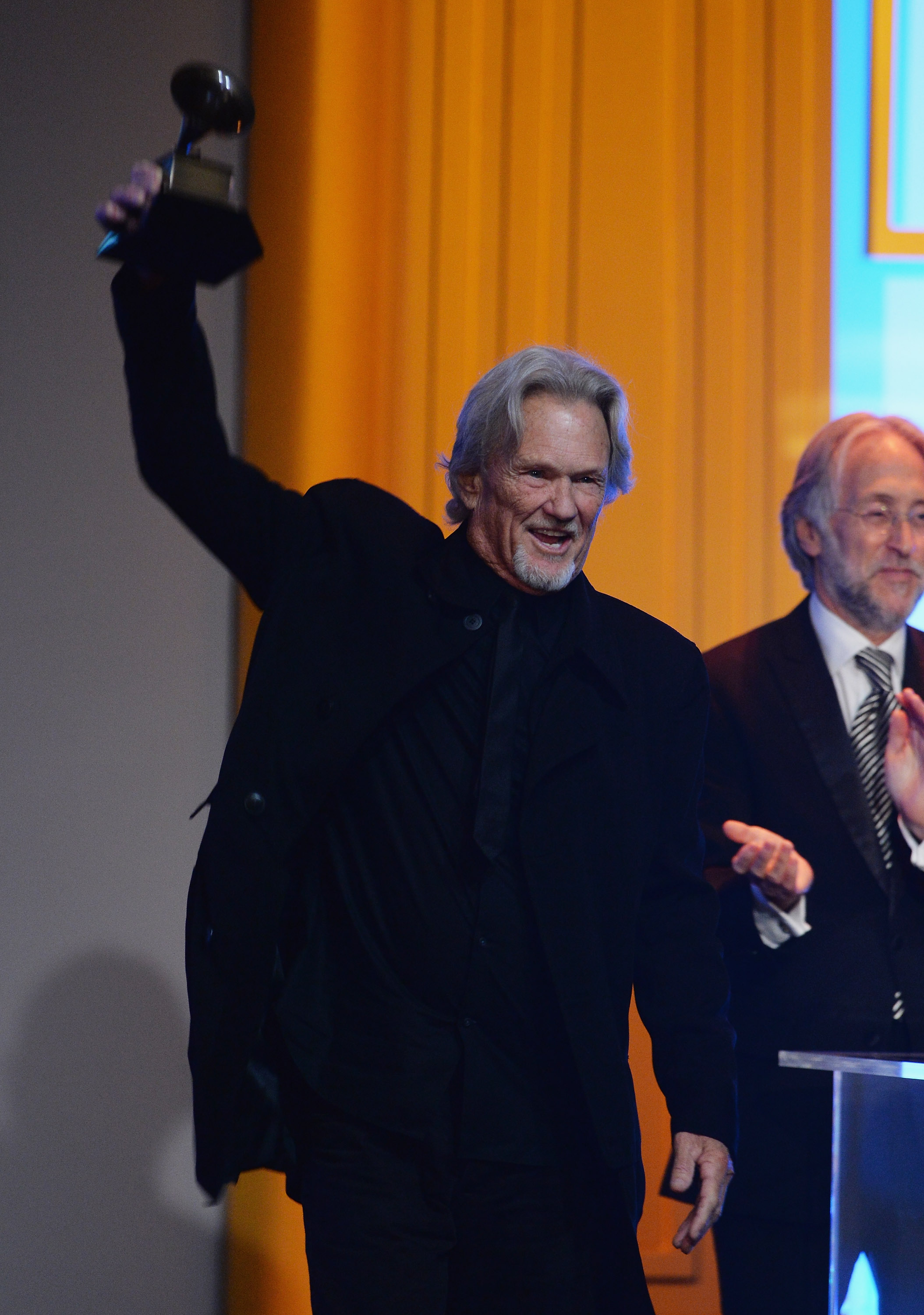 Kris Kristofferson accepte le prix pour l'ensemble de sa carrière lors de la cérémonie des prix spéciaux du mérite à Los Angeles, Californie, le 25 janvier 2014 | Source : Getty Images