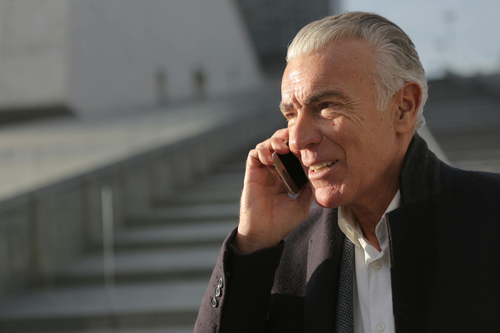 Un homme plus âgé qui parle au téléphone | Source : Pexels