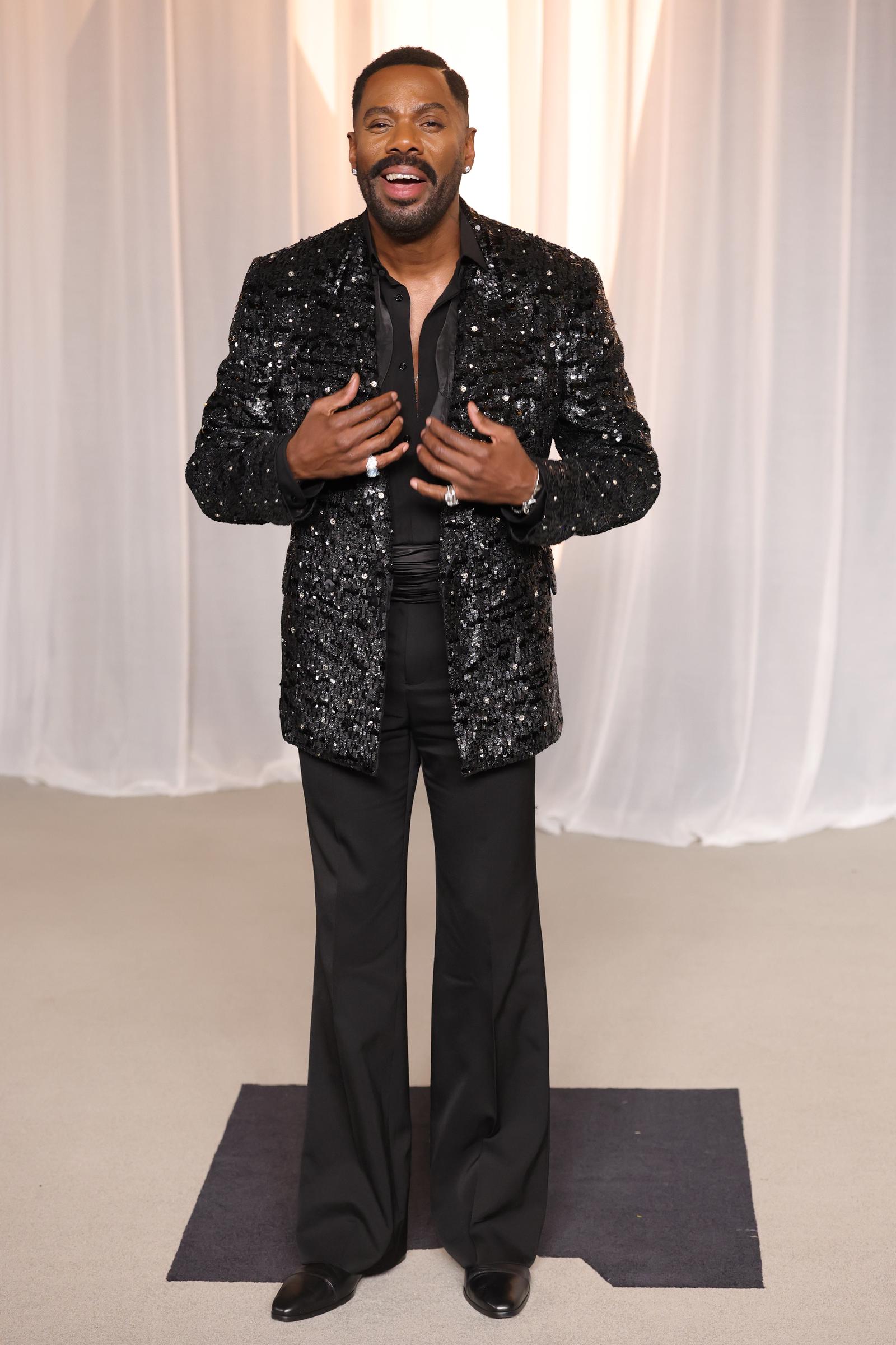 Colman Domingo fait tourner les têtes dans une tenue noire impeccablement coupée, composée d’une veste à paillettes scintillantes, d’un pantalon ample décontracté et de bagues imposantes étincelantes. Avec son col largement ouvert et son large sourire, l’acteur allie une sophistication raffinée à son audace caractéristique alors qu’il célèbre l’obtention du Vantage Award.
