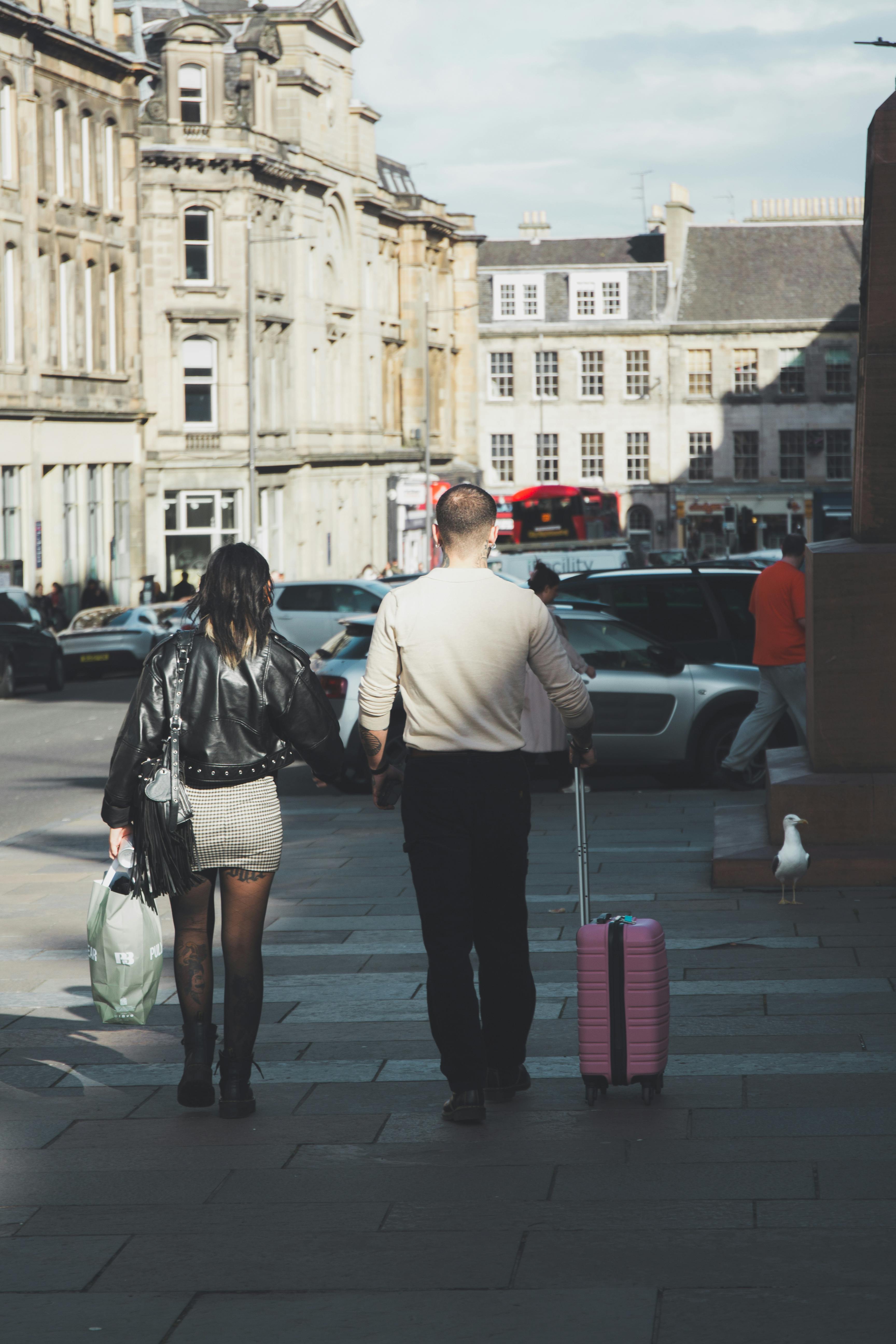 Un couple avec ses bagages | Source : Pexels