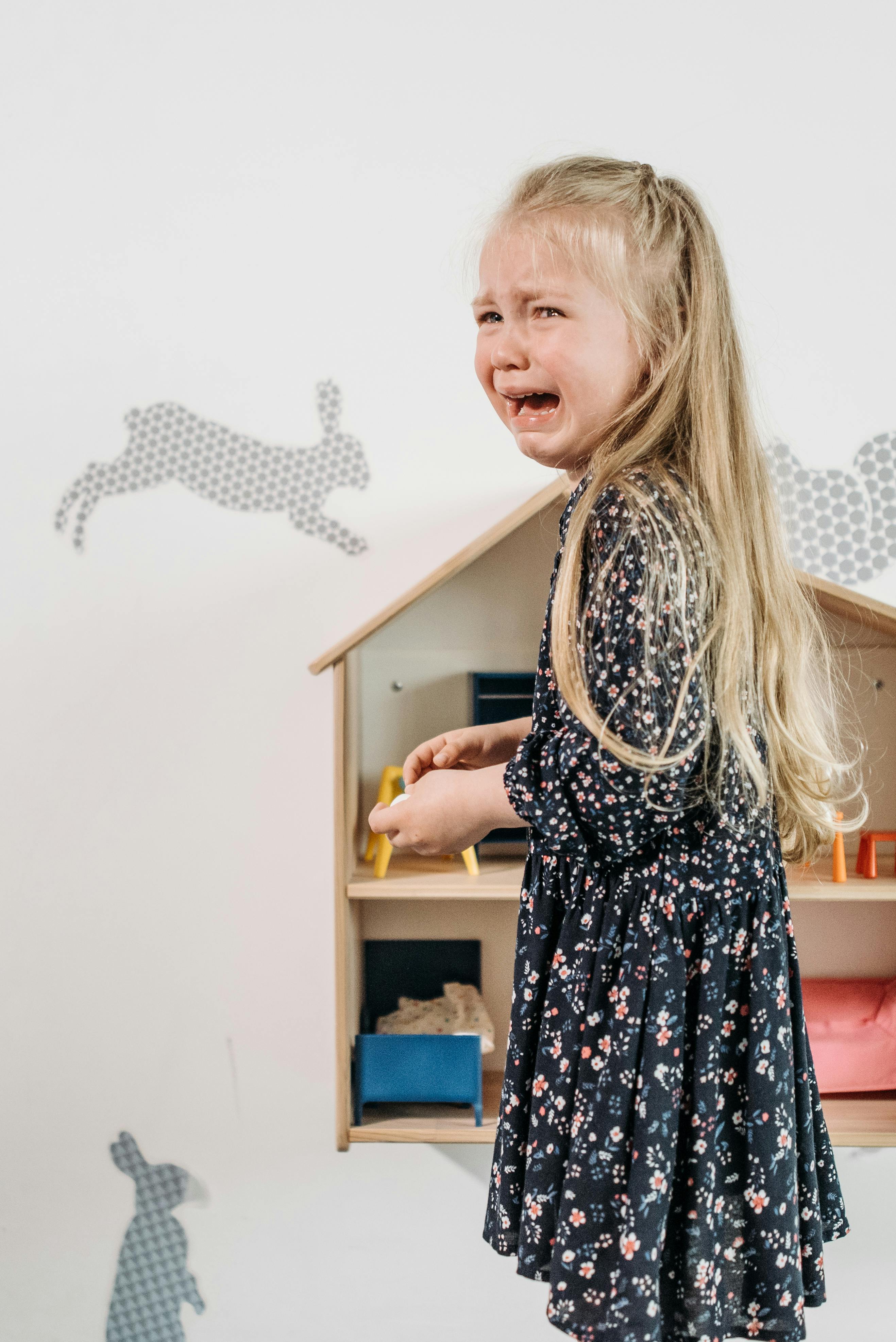 Une fille qui pleure dans sa chambre | Source : Pexels