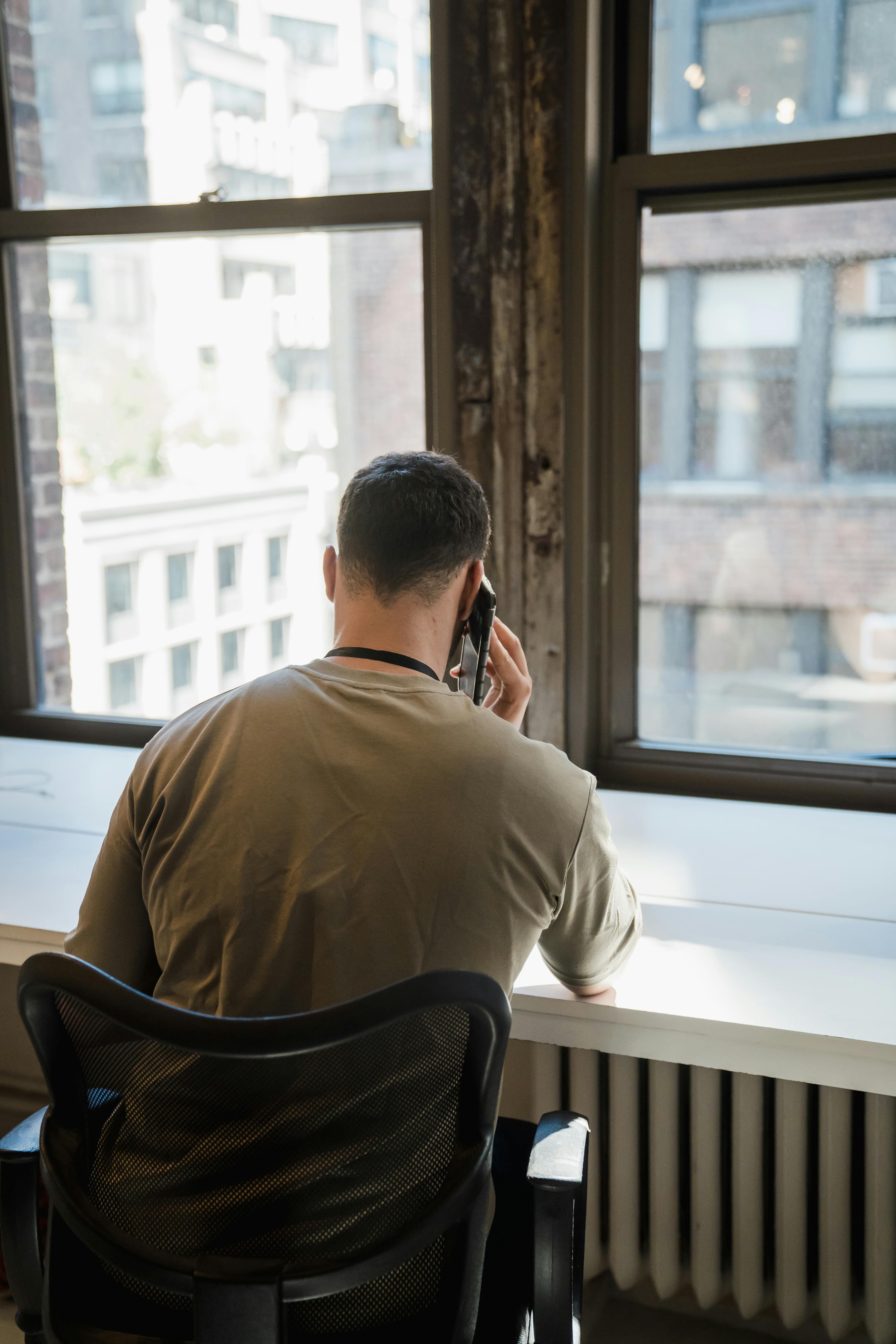 A man talking on the phone with his back to the camera | Source: Pexels