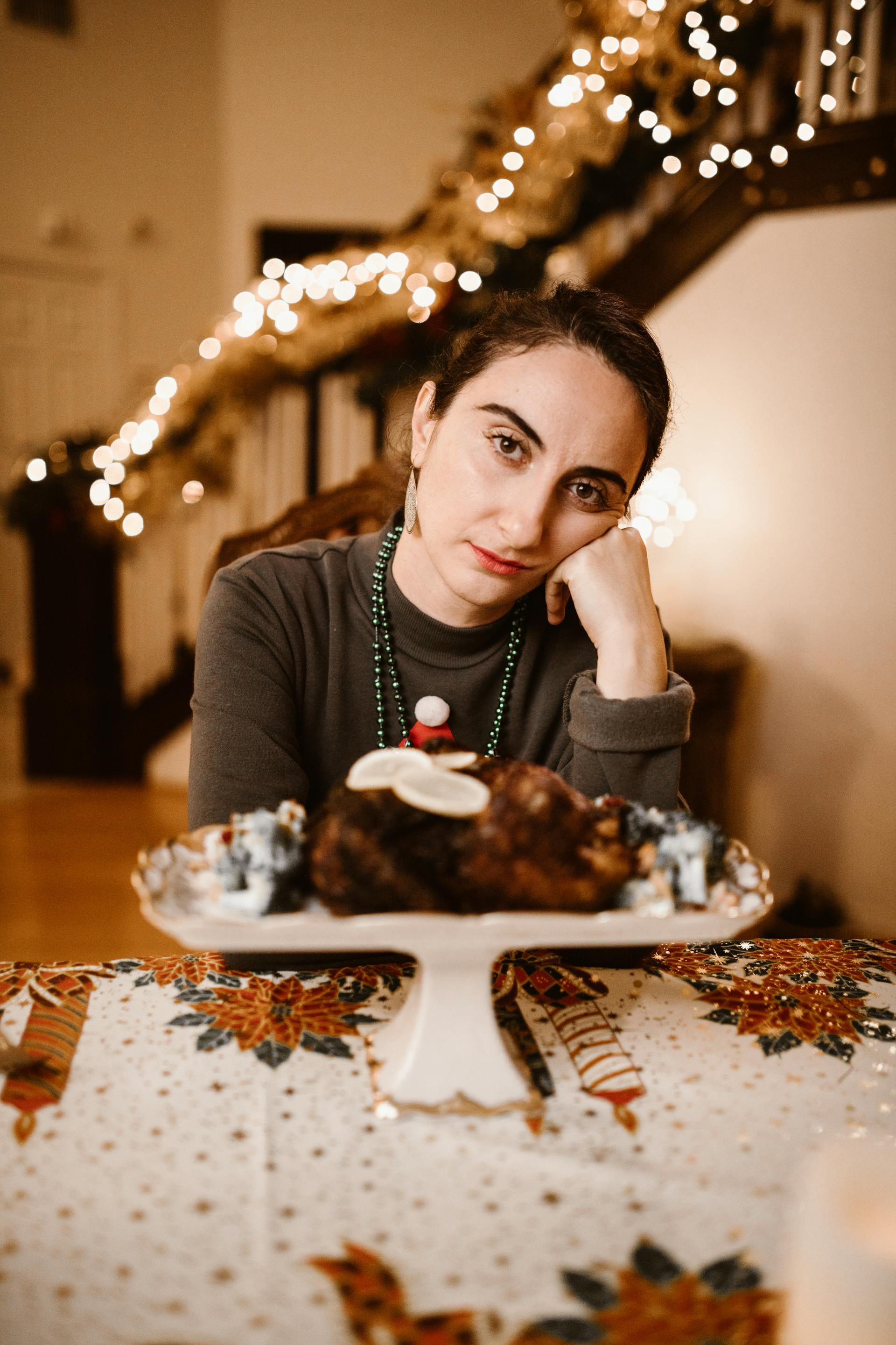 Une femme qui s'ennuie, assise à une table | Source : Pexels