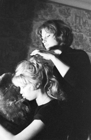 Brigitte Bardot et sa soeur Mijanou Bardot, le 3 avril 1958. | Photo : Getty Images