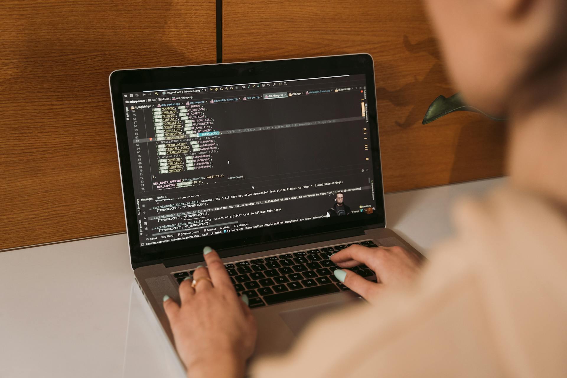 Une femme utilisant un ordinateur portable | Source : Pexels