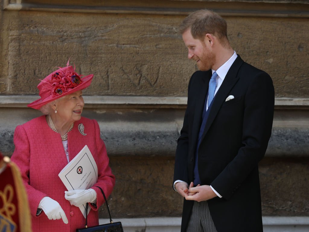 La Reine Elizabeth II s'entretient avec le Prince Harry, Duc de Sussex, alors qu'ils partent après le mariage de Lady Gabriella Windsor avec Thomas Kingston à la Chapelle St George, Château de Windsor, le 18 mai 2019 à Windsor, Angleterre | Photo : Getty Images