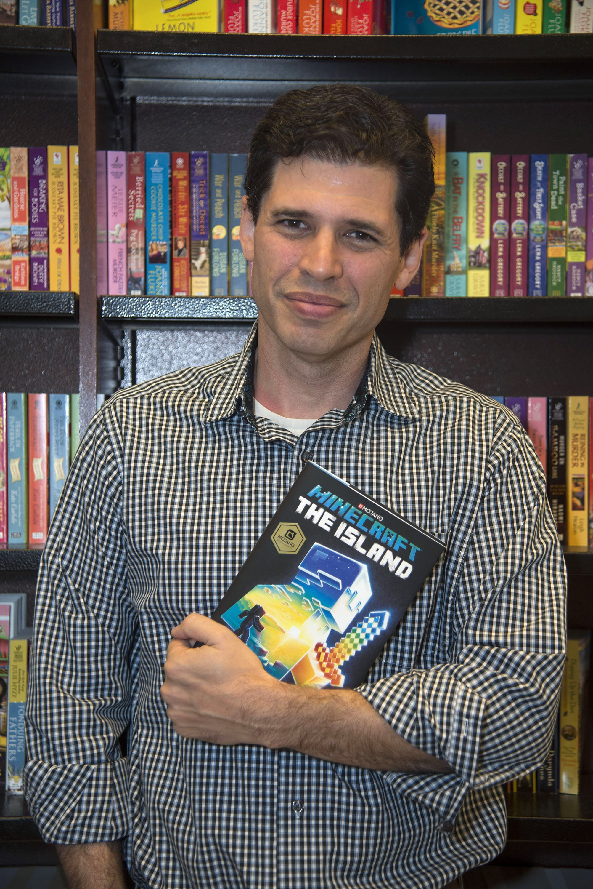 Max Brooks lors de sa séance de dédicace pour l'un de ses livres chez Barnes &amp; Noble le 29 juillet 2017 | Source : Getty Images