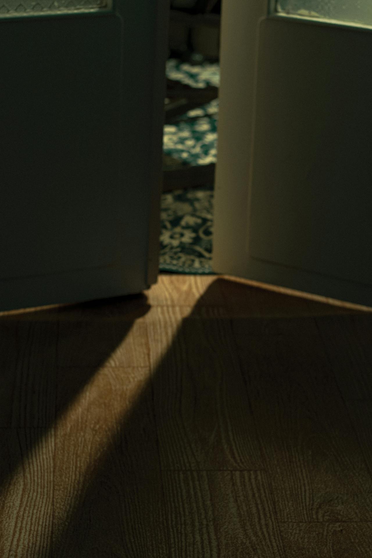 Une porte entrouverte | Source : Pexels