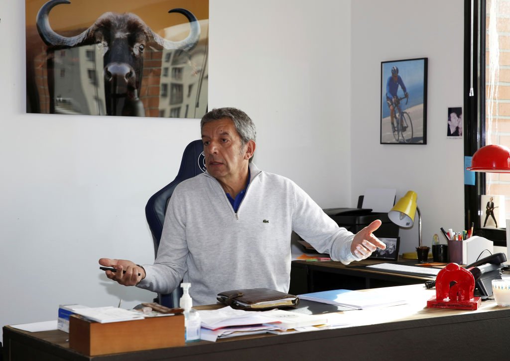 Le médecin et présentateur de télévision Michel Cymes est photographié pour Paris Match dans son bureau à Issy Les Moulineaux près de Paris le 3 mars 2020 | Photo : Getty Images