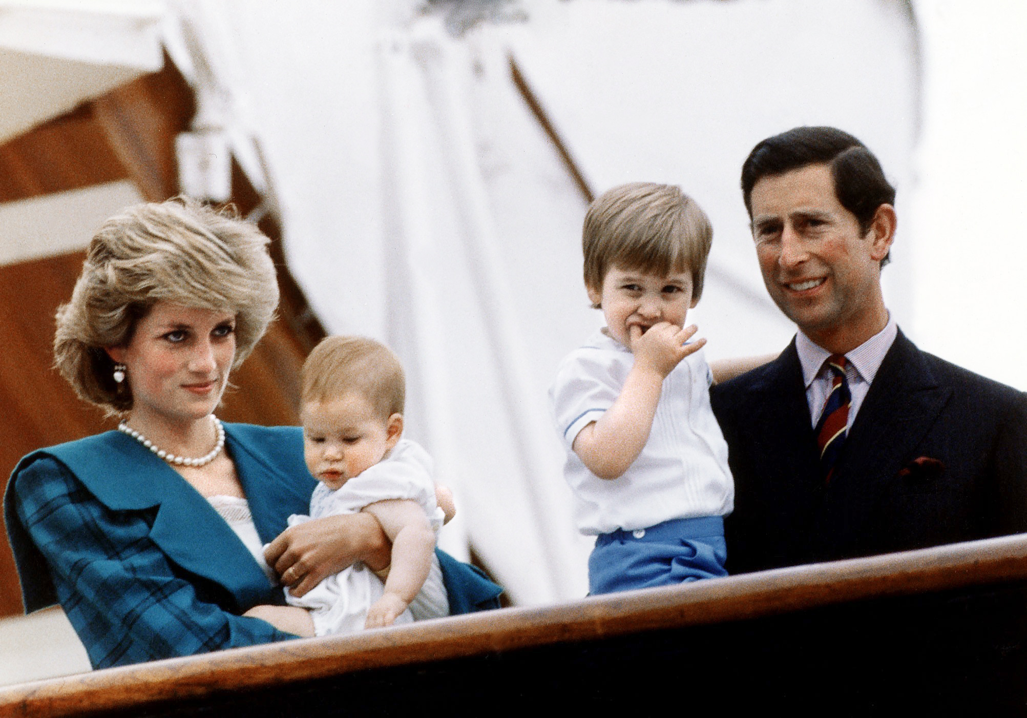 La princesse Diana, le prince Harry, le prince William et le prince Charles à bord du yacht royal Britannia le 6 mai 1985 à Venise, en Italie. | Source : Getty Images
