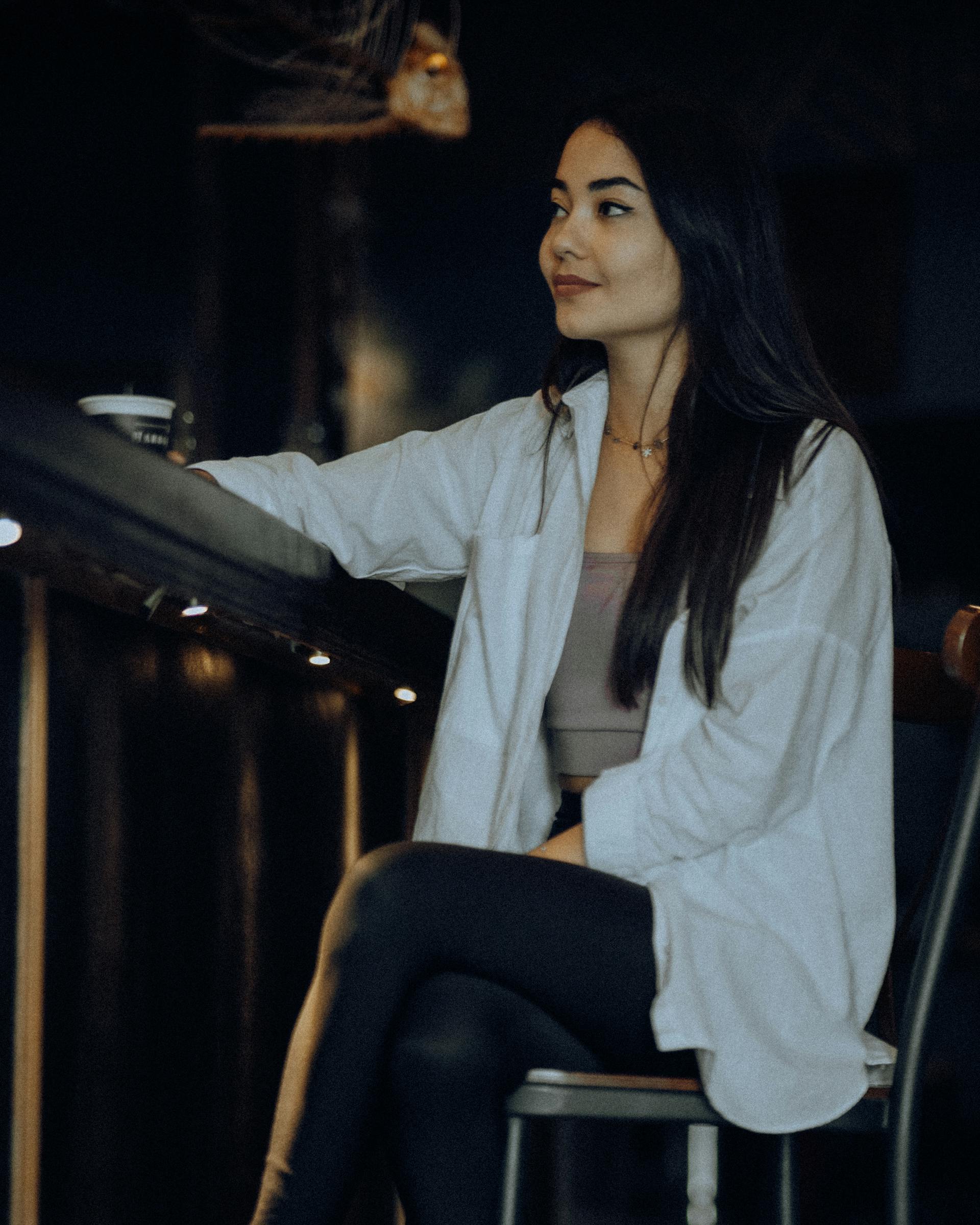Une femme assise dans un bar | Source : Pexels