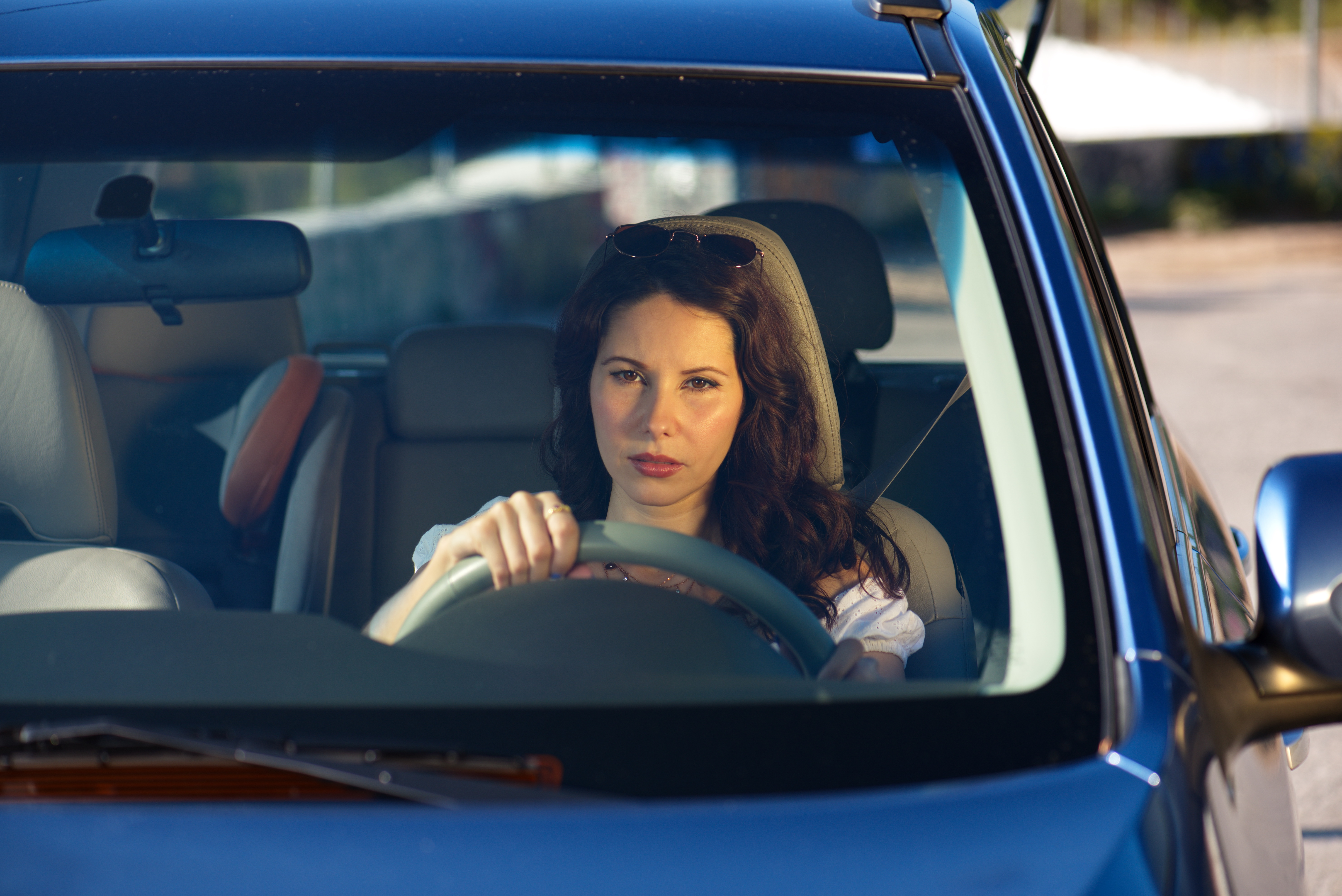 Jeune femme dans une voiture | Source : Getty Images