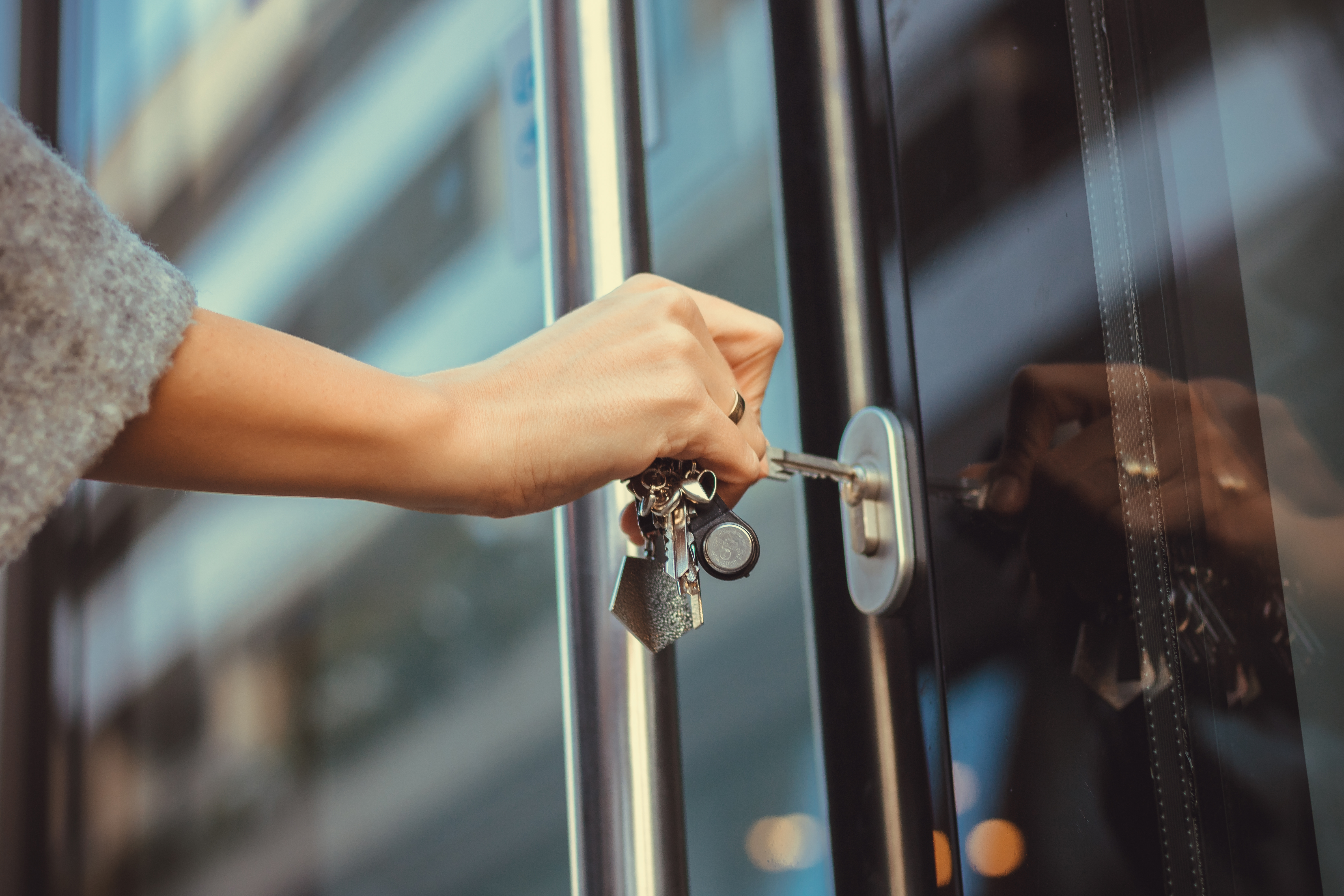 Une personne qui déverrouille une porte | Source : Shutterstock