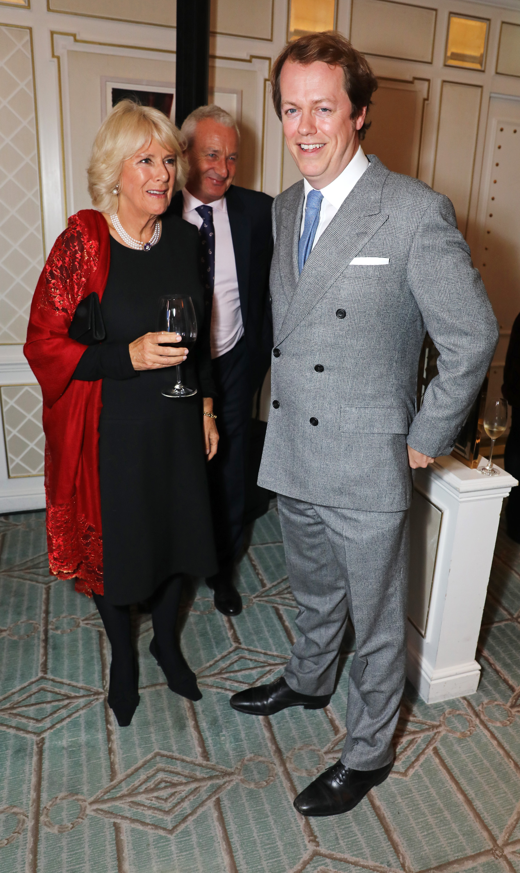 Camilla avec son fils, Tom Parker Bowles lors du lancement du livre de Tom le 18 octobre 2016 | Source : Getty Images