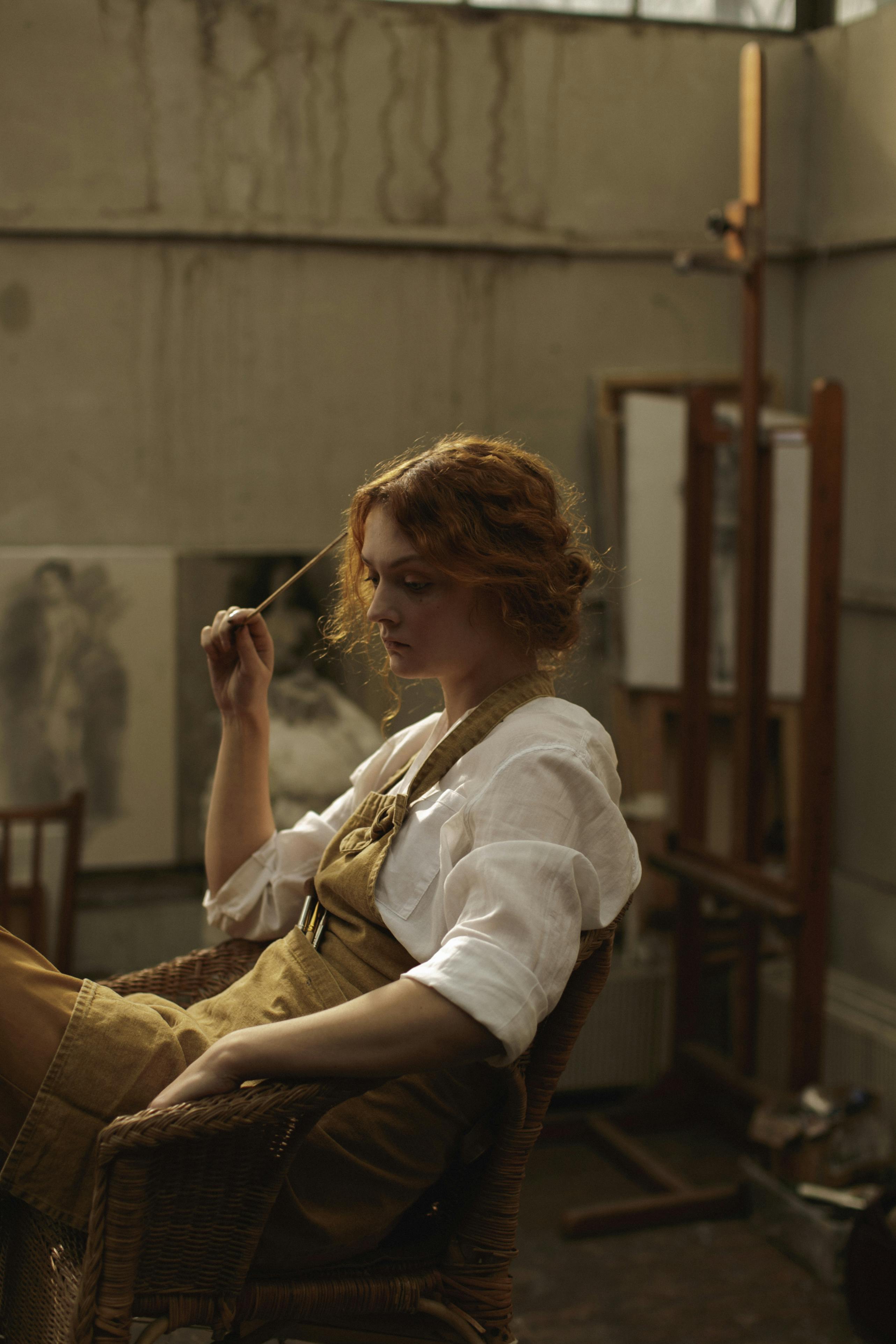 Une femme triste assise sur une chaise | Source : Pexels