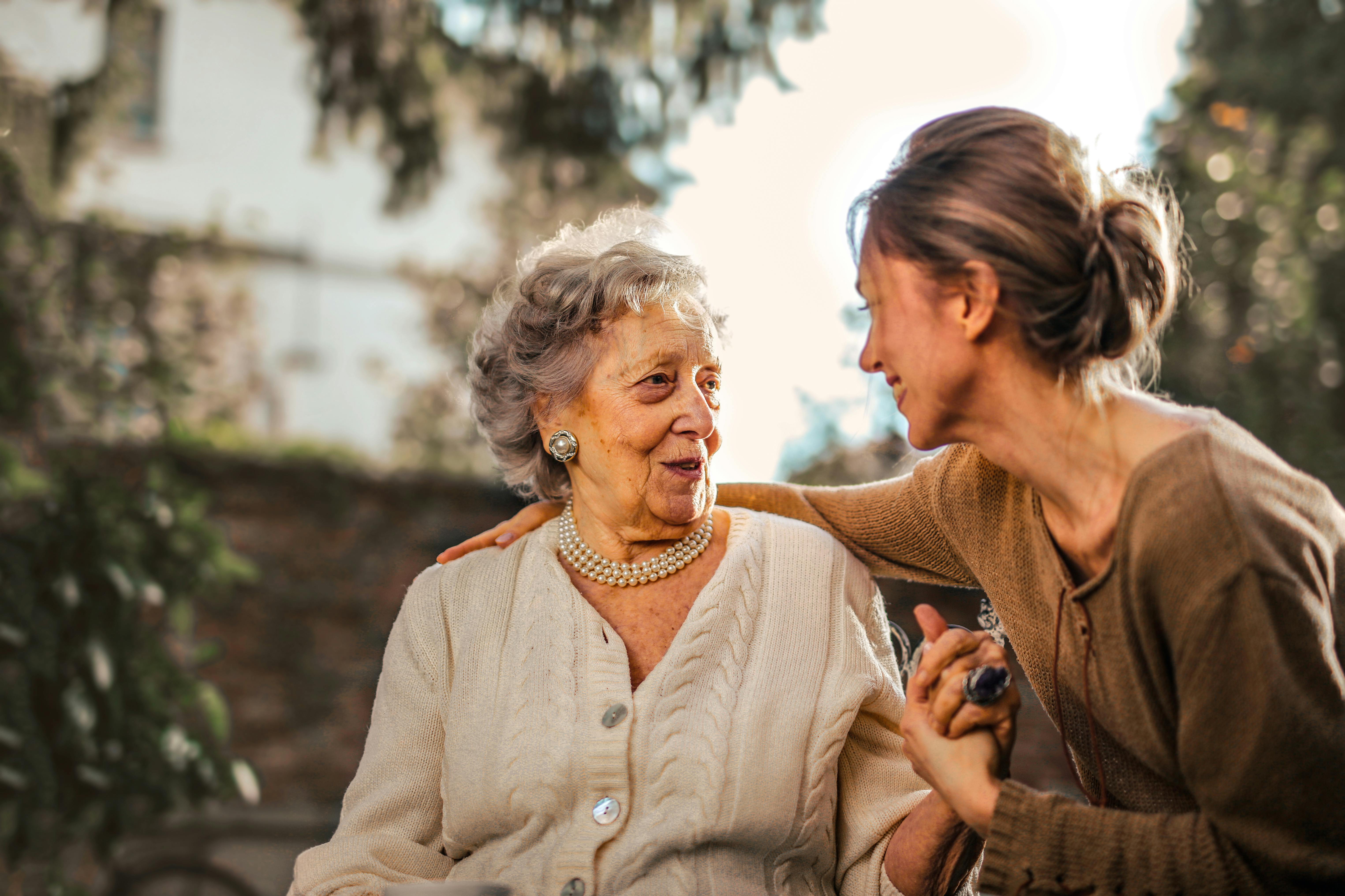 Une femme plus âgée et une femme plus jeune conversent joyeusement | Source : Pexels