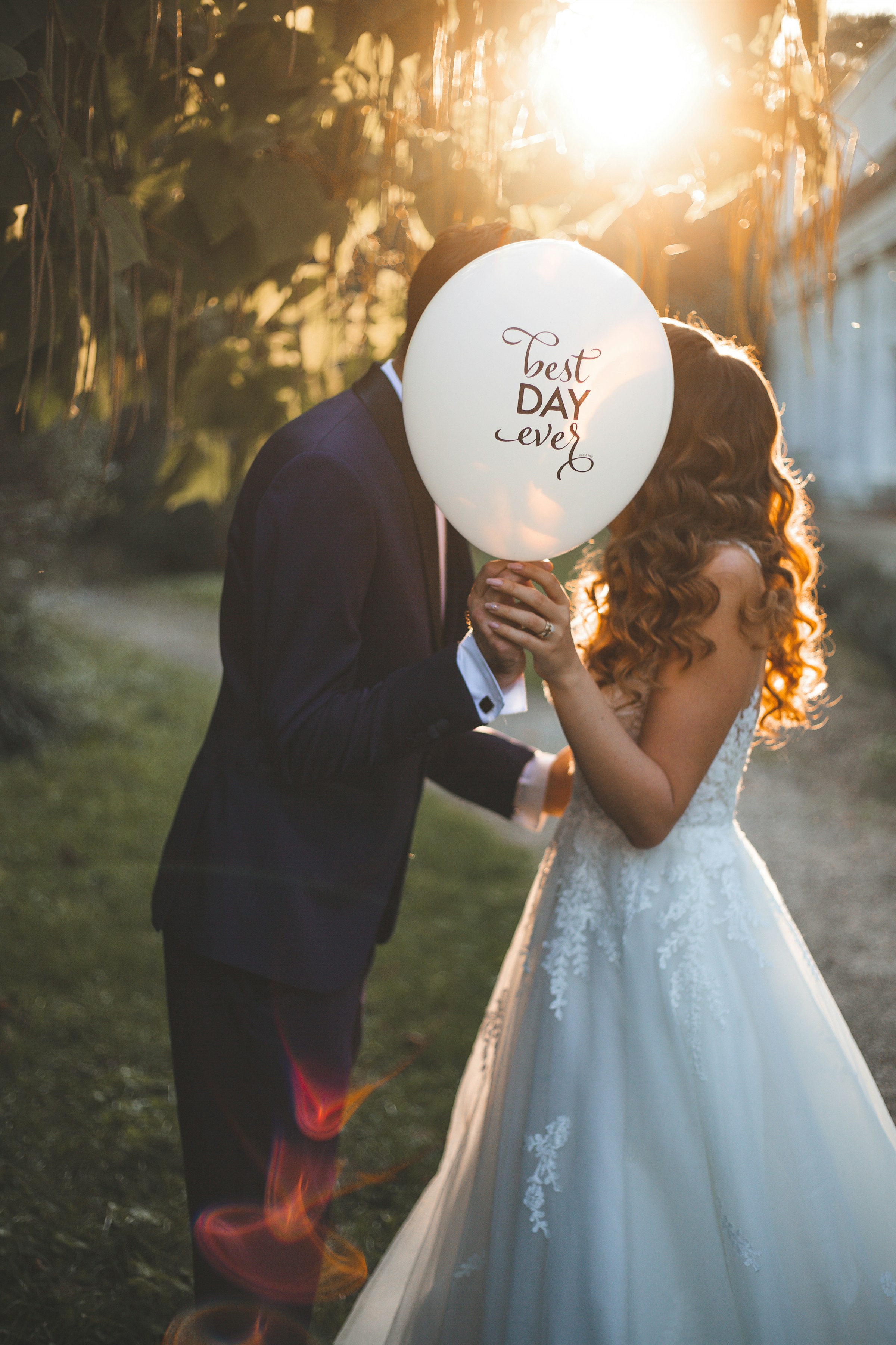 Une mariée et un marié tenant un ballon | Source : Unsplash