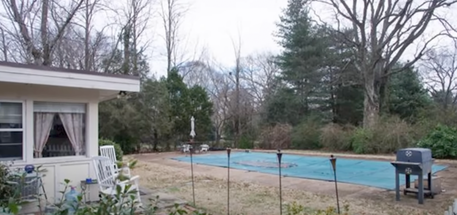 La piscine de la maison familiale de Reese Witherspoon et Jim Toth à Nashville | Source : YouTube/@FamousEntertainment
