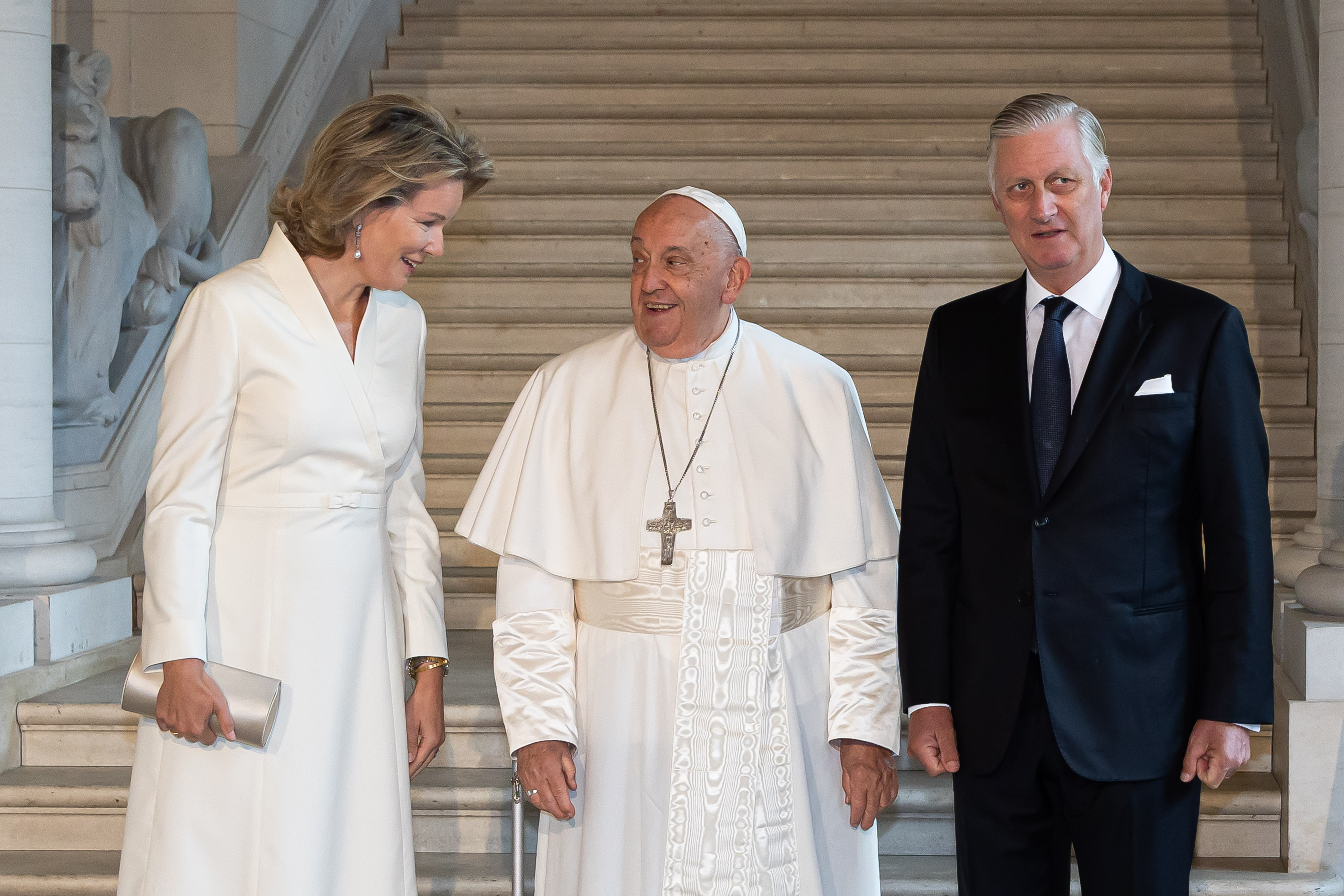 Le pape François photographié avec le roi Philippe et la reine Mathilde de Belgique au château de Laeken à Bruxelles, en Belgique, le 27 septembre 2024 | Source : Getty Images