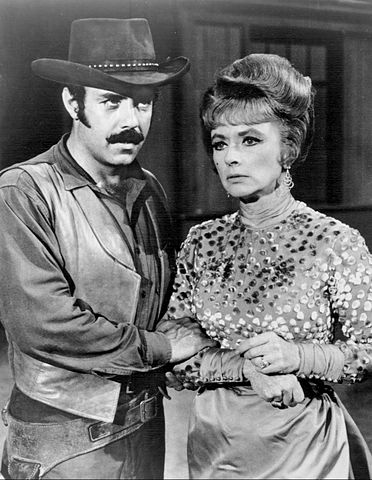 Amanda Blake et Pernell Roberts dans "Gunsmoke" en 1968. | Source : Wikipedia Commons