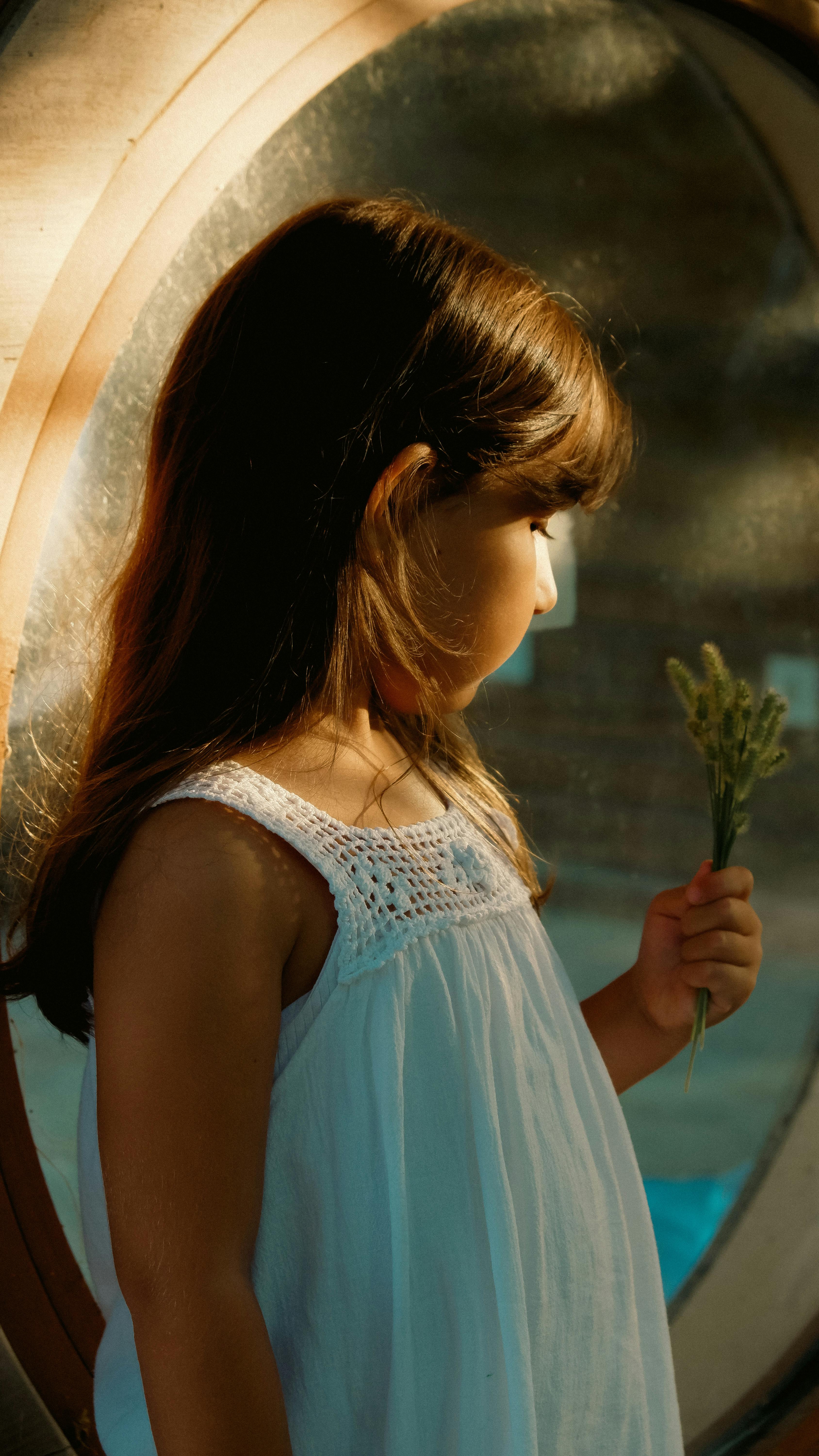 Une fille près de la fenêtre | Source : Pexels