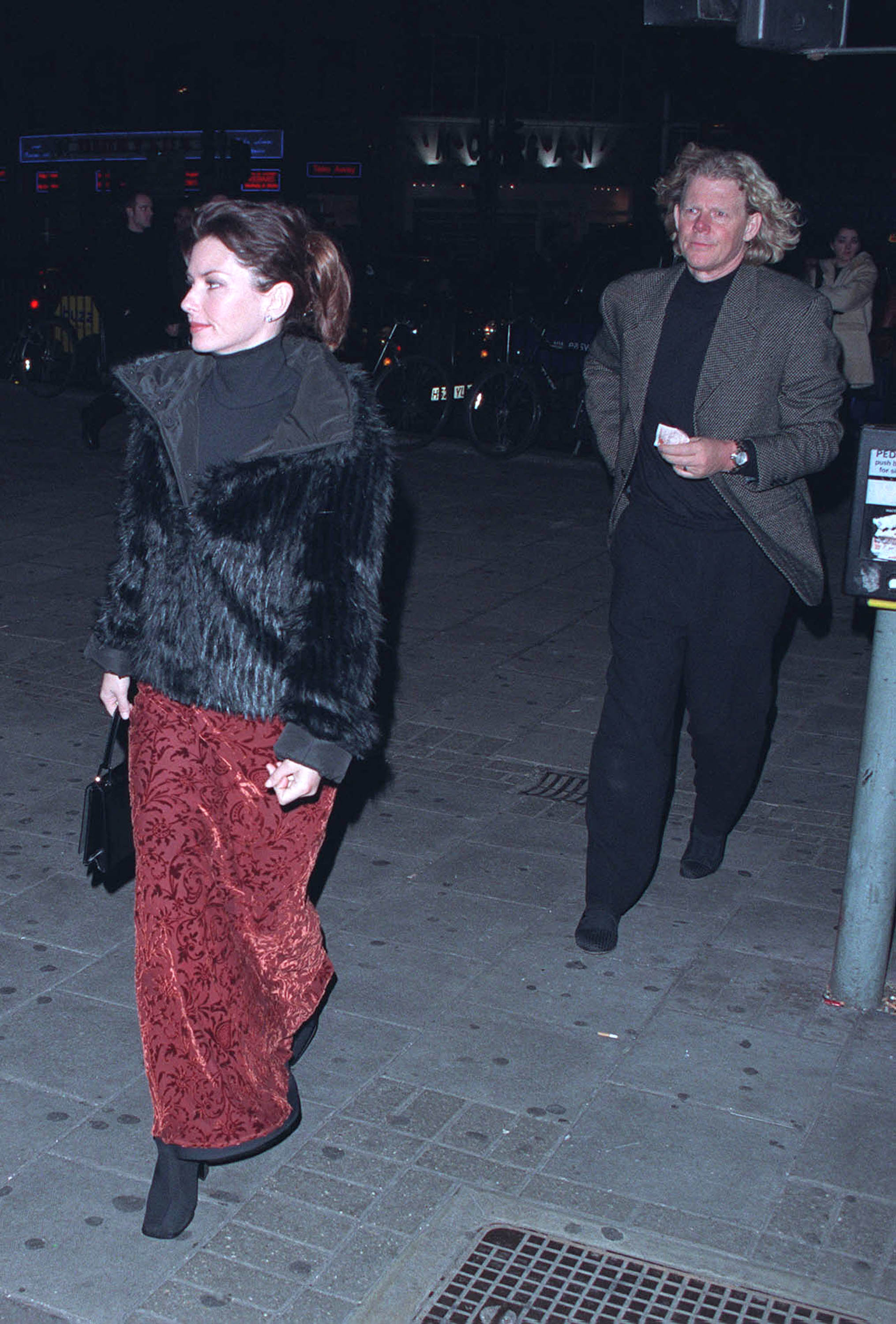 Shania Twain et Robert Lange assistent à une représentation du Lac des cygnes au Dominion Theatre le 15 février 2000 à Londres. | Source : Getty Images