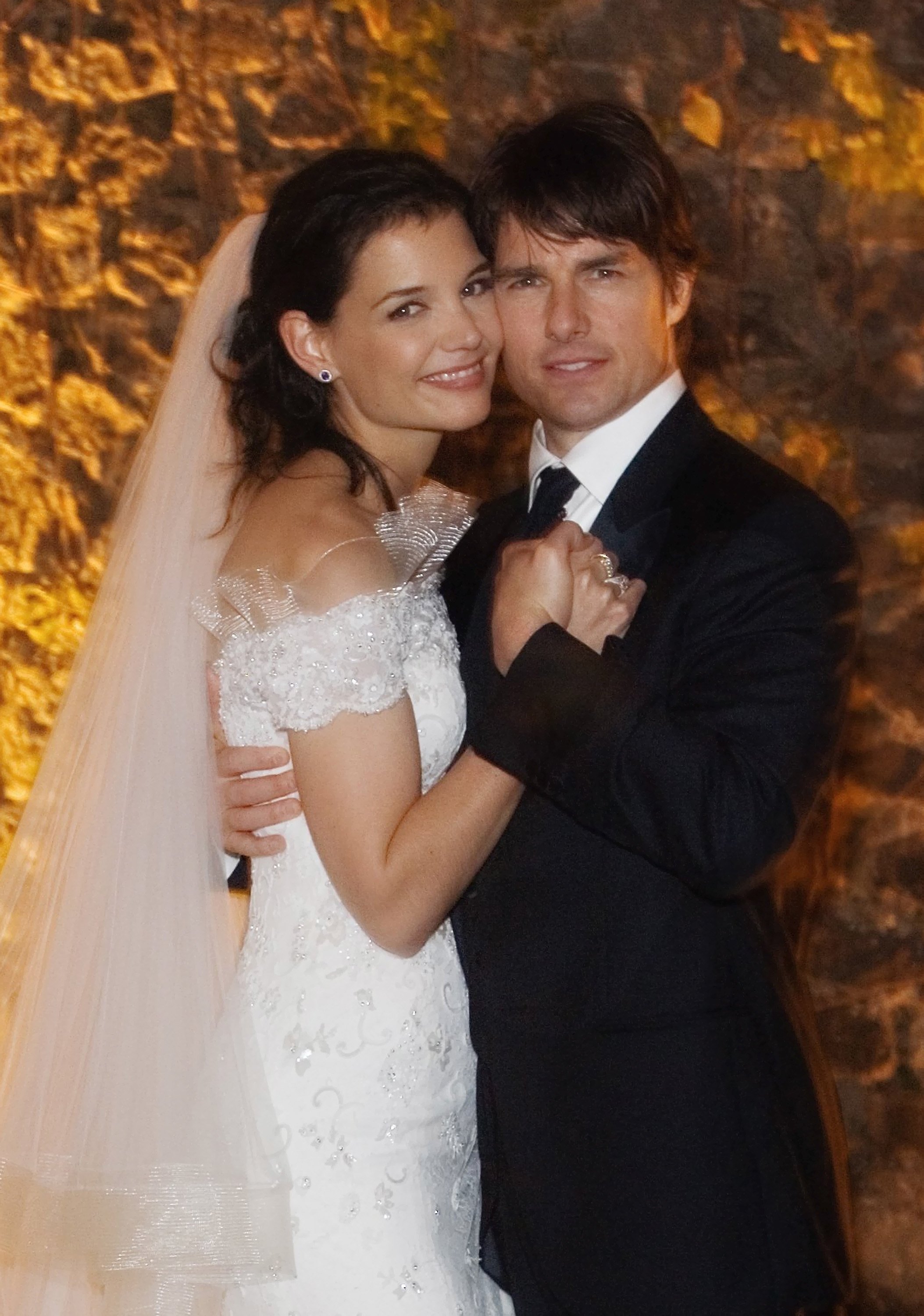 Tom Cruise et Katie Holmes posent ensemble au Castello Odescalchi le jour de leur mariage le 18 novembre 2006 à Bracciano, près de Rome, en Italie | Source : Getty Images