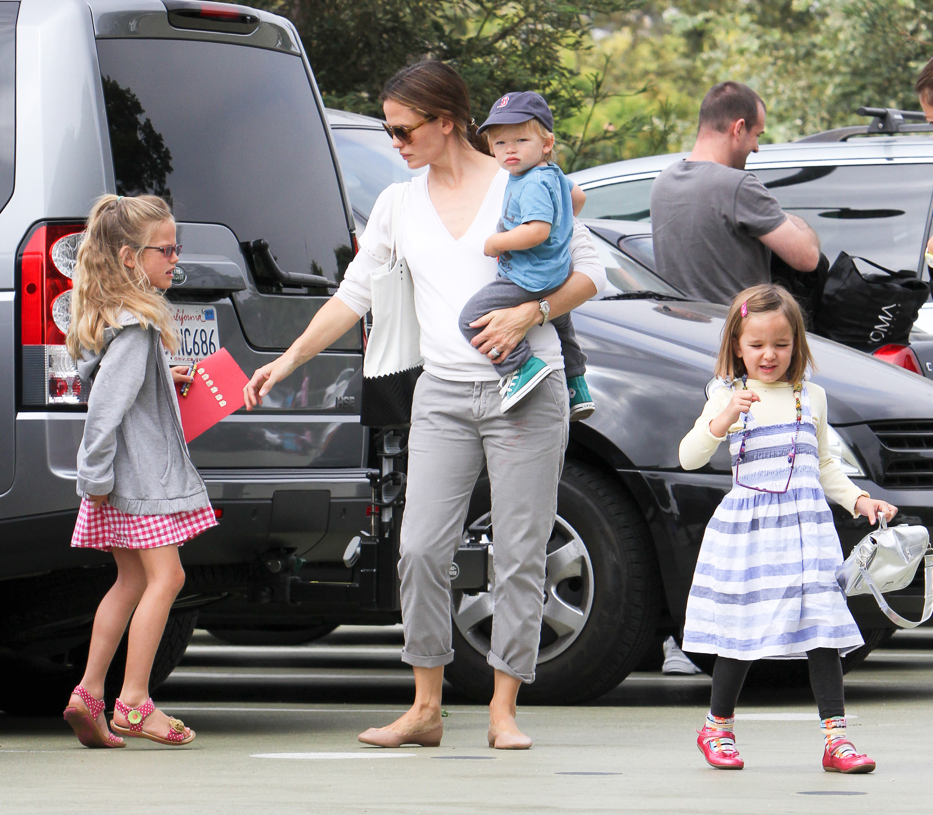 Violet, Samuel et Fin Affleck avec Jennifer Garner repérés lors d'une sortie à Los Angeles, en Californie, le 3 août 2013 | Source : Getty Images