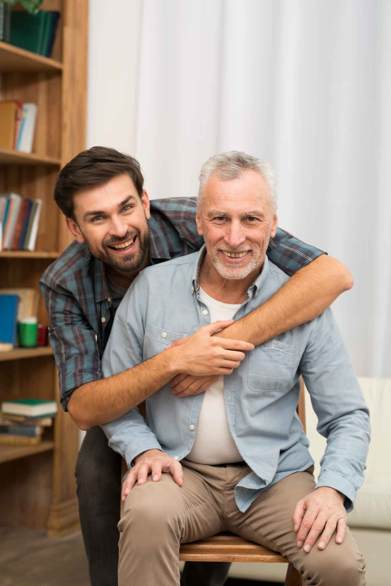 Un homme plus jeune avec un homme plus âgé | Source : Freepik