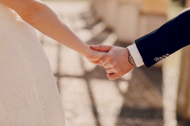 Un couple marié qui se tiennent la main | Photo : Freepik