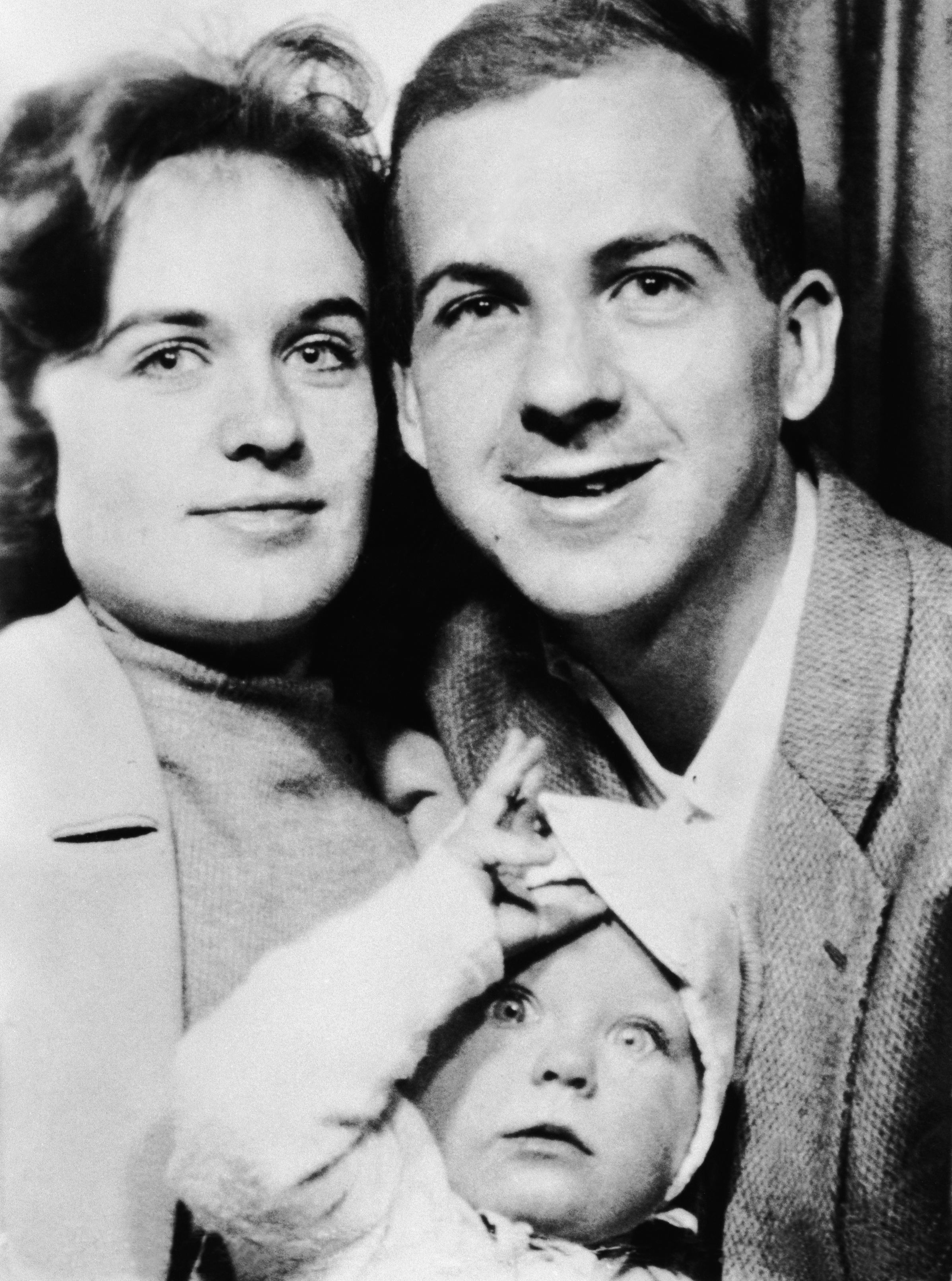 Lee Harvey Oswald avec sa femme, Marina Nikolayevna Prusakova, et leur fille, June Lee, vers 1962. | Source : Getty Images