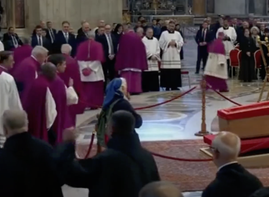 Sœur Geneviève photographiée parmi les cardinaux lors des funérailles du pape François. | Source : YouTube/TheIndependent