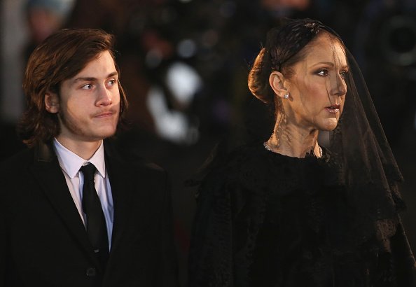 René-Charles Angelilet l'artiste Céline Dion assistent aux funérailles nationales de son mari René Angelil. |Photo : Getty Images