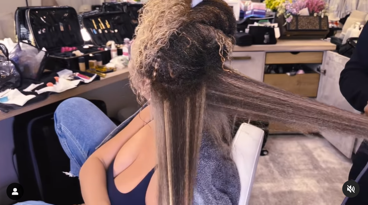 Une autre section des cheveux de Beyoncé en train d'être repassés dans une vidéo partagée en avril 2024. | Source : Instagram/beyonce