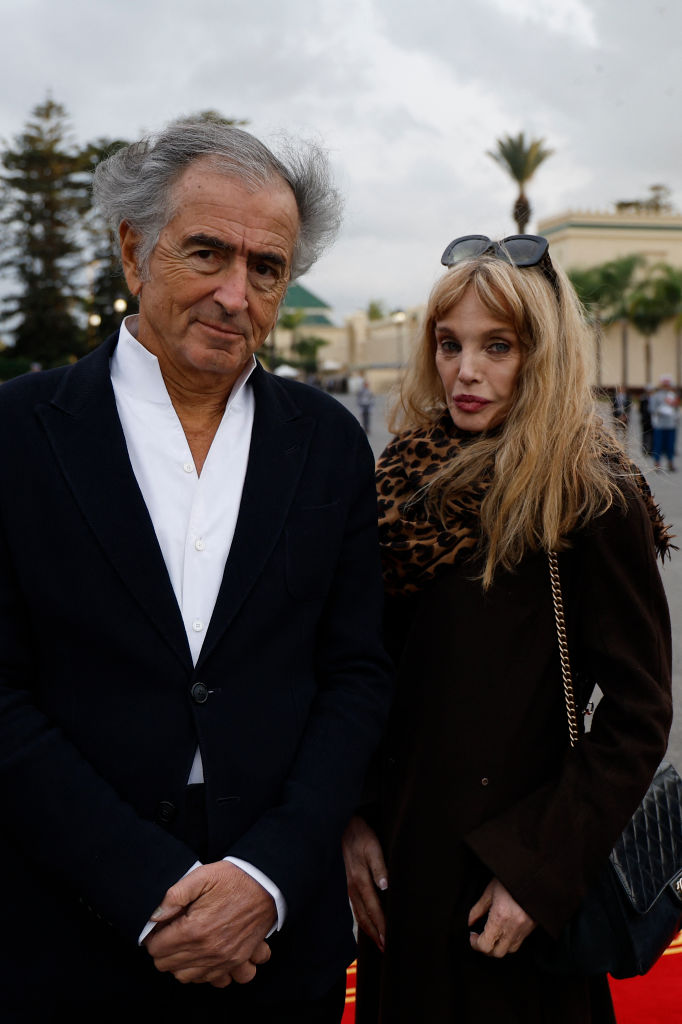 Bernard-Henri Levy et Arielle Dombasle assistent à la cérémonie d'accueil sur l'esplanade du Palais royal dans la capitale Rabat, le 28 octobre 2024.  (Photo by Ludovic MARIN / POOL / AFP) (Photo by LUDOVIC MARIN/POOL/AFP via Getty Images)