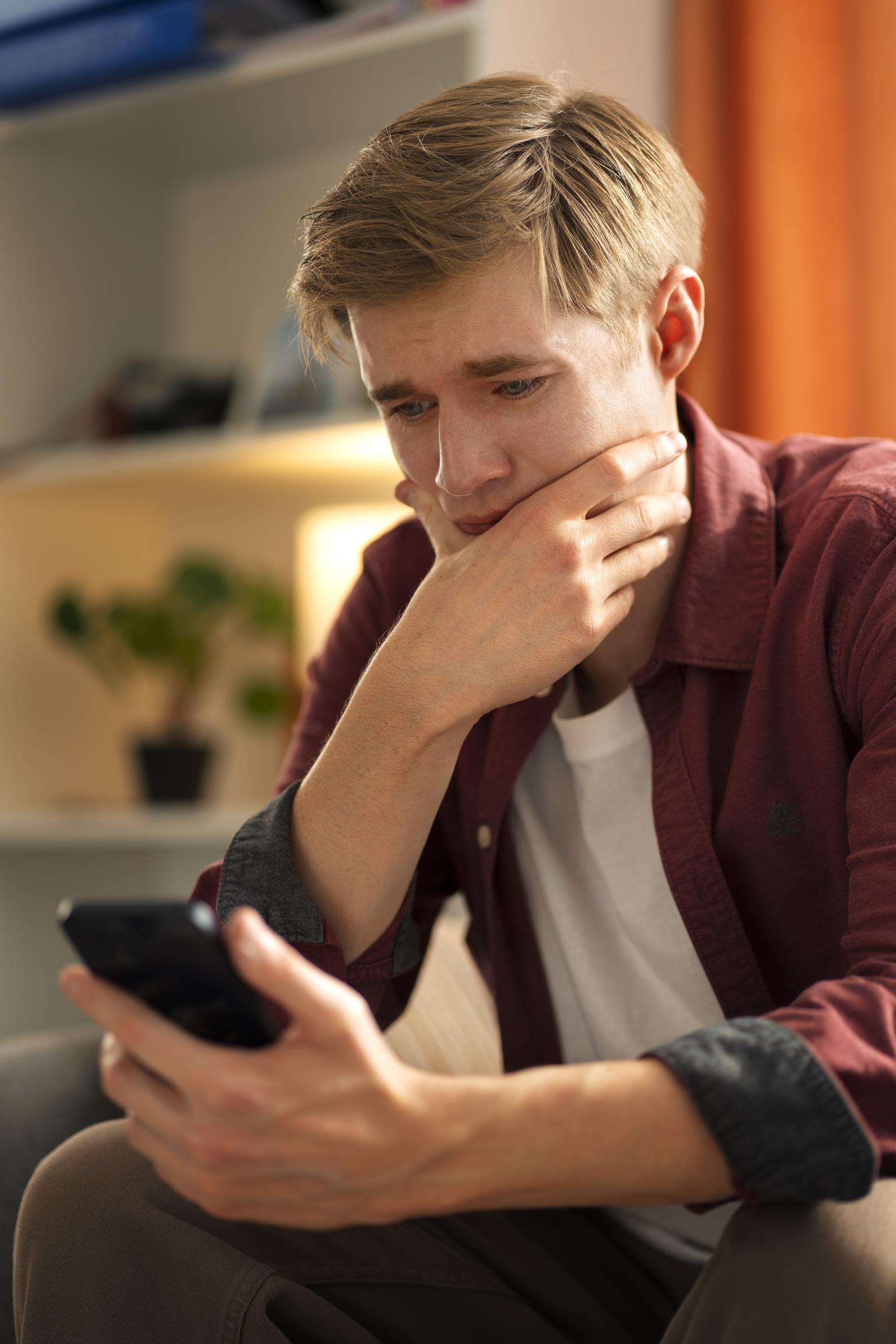 Un homme ahuri qui regarde son téléphone | Source : Freepik