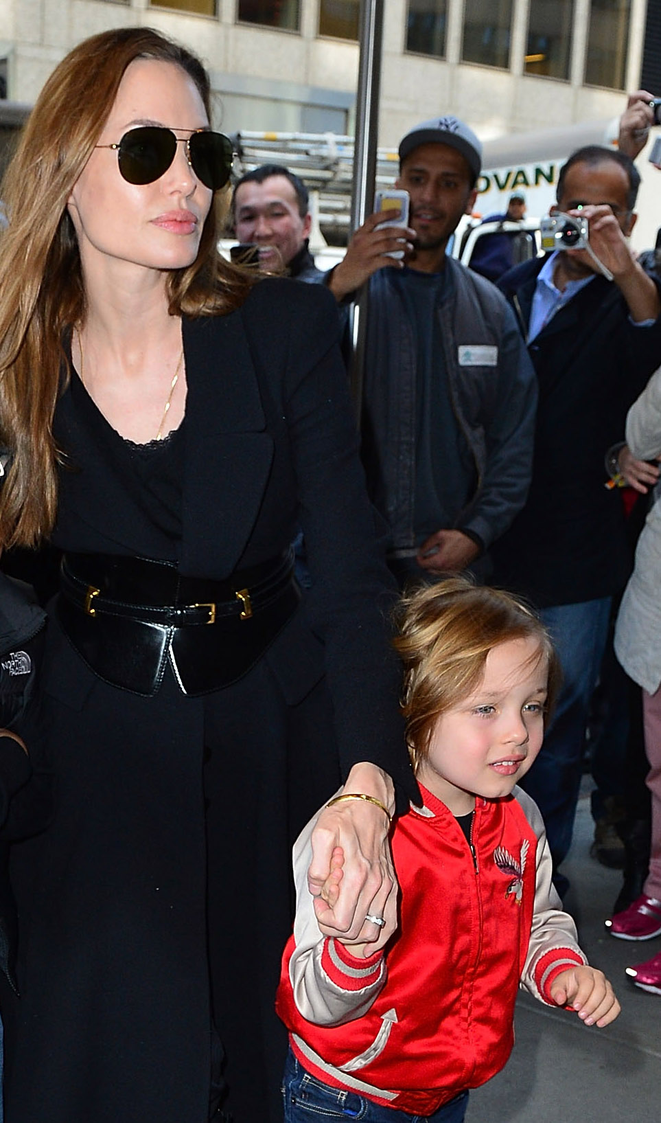 Angelina Jolie et Knox Jolie-Pitt en visite chez FAO Schwarz le 5 avril 2013, à New York. | Source : Getty Images