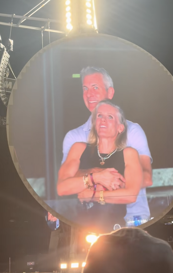 Andy Byron et Kristin Cabot en pleine étreinte lors du concert de Coldplay à Boston le 16 juillet 2025 | Source : TikTok/@instaagraace
