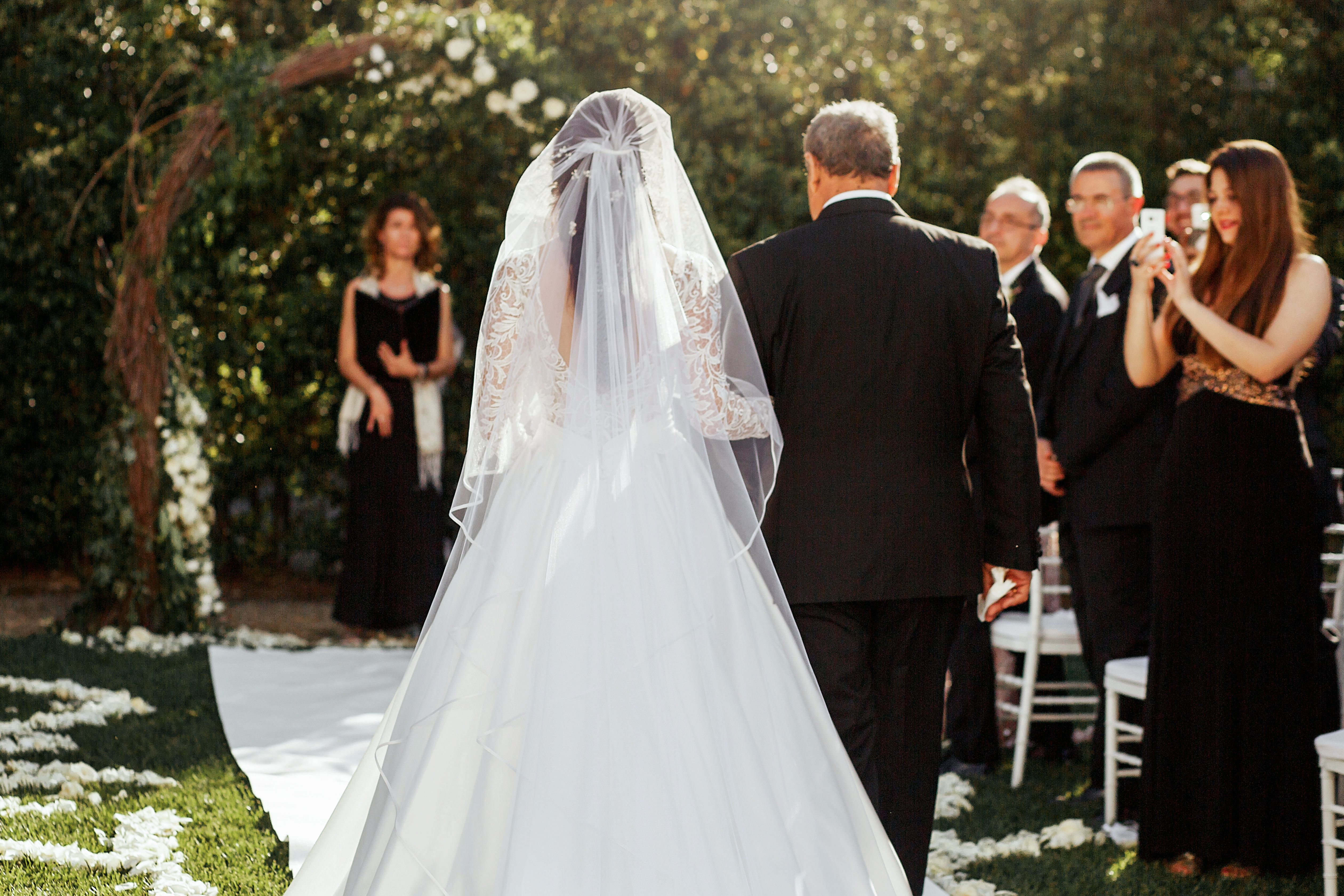 Père accompagnant sa fille dans l'allée le jour de son mariage | Source Shutterstock