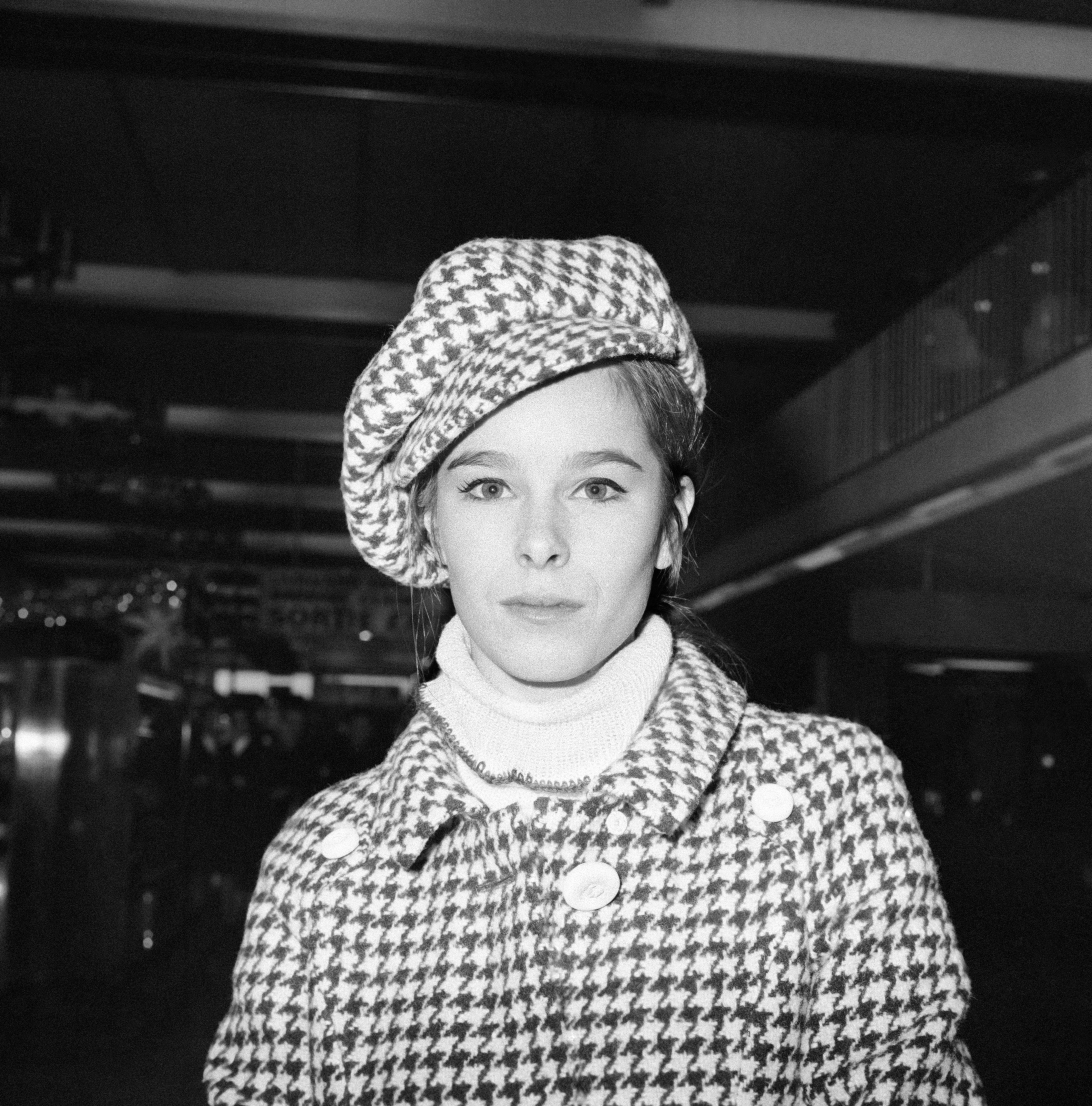Géraldine Chaplin à l'aéroport d'Orly le 8 décembre 1965 à Orly, France. | Source : Getty Images
