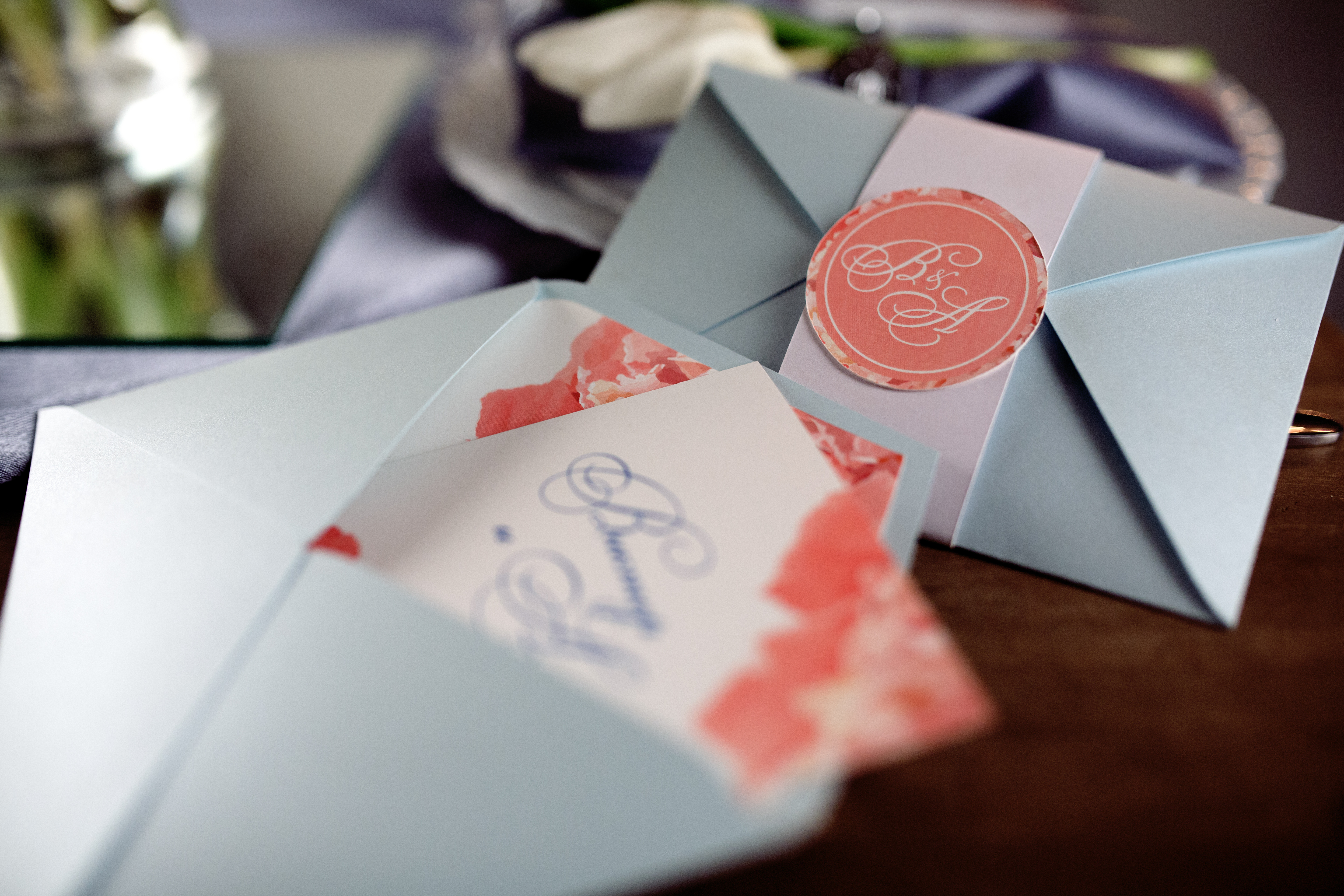 Enveloppes contenant des invitations de mariage | Source : Shutterstock