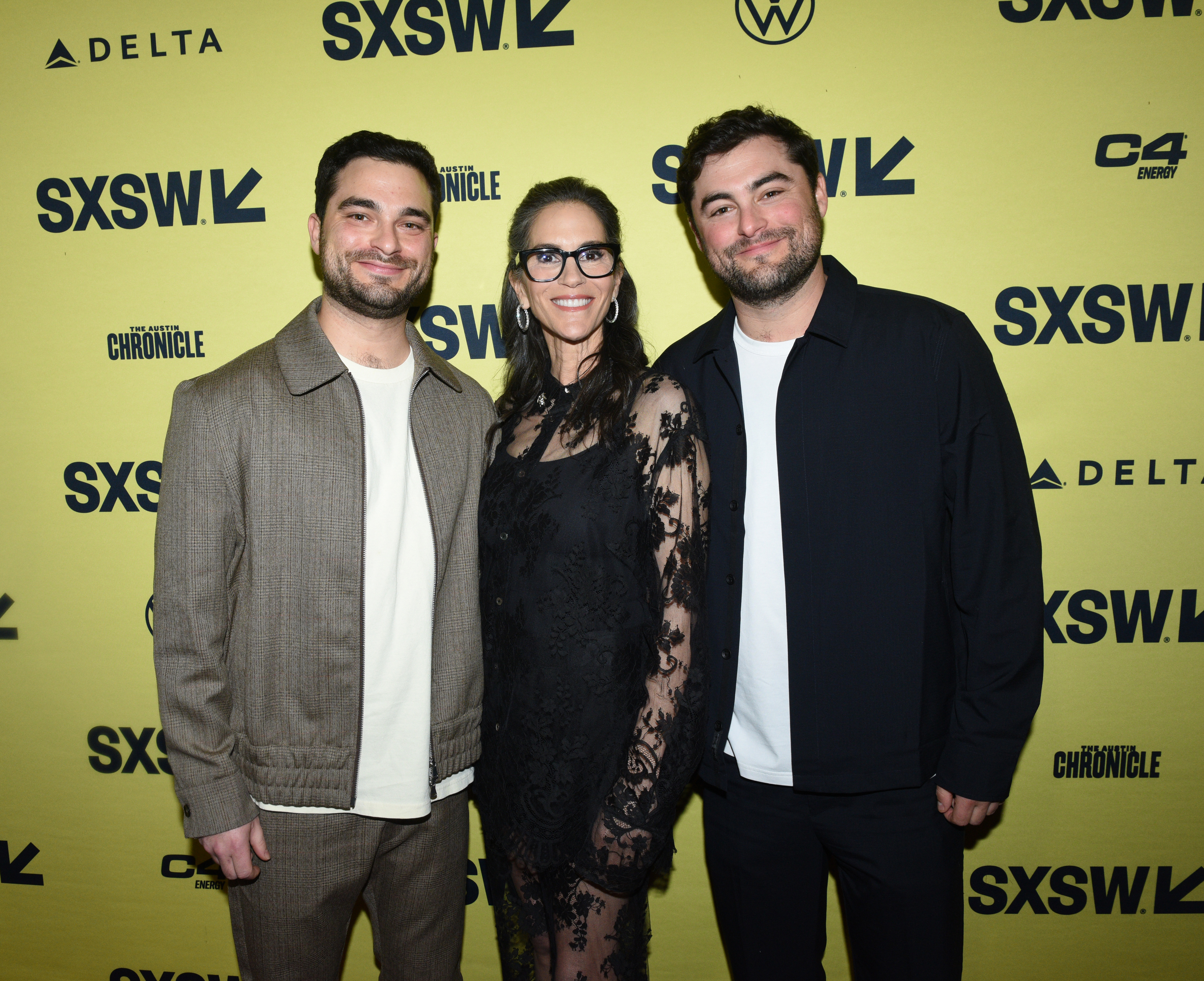 Nick Ressler, Jami Gertz et Oliver Ressler assistant à la projection de "Magic City : An American Fantasy", à Austin, Texas, le 11 mars 2024 | Source : Getty Images