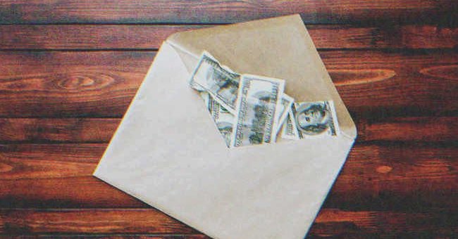 Des enveloppes d'argent ont commencé à arriver sur le pas de leur porte. | Source : Shutterstock