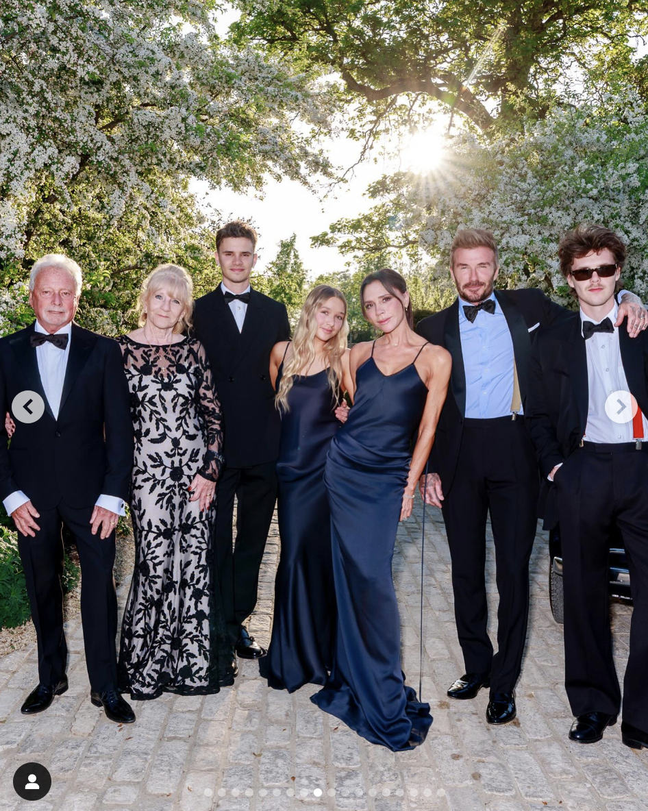 On voit Victoria et David Beckham avec leurs enfants, Harper, Romeo et Cruz, ainsi que les parents de Victoria, Anthony et Jackie Adams, sur une photo datée du 4 mai 2025 | Source : Instagram/victoriabeckham
