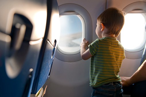 Un enfant dans un avion. | Photo : Getty Images