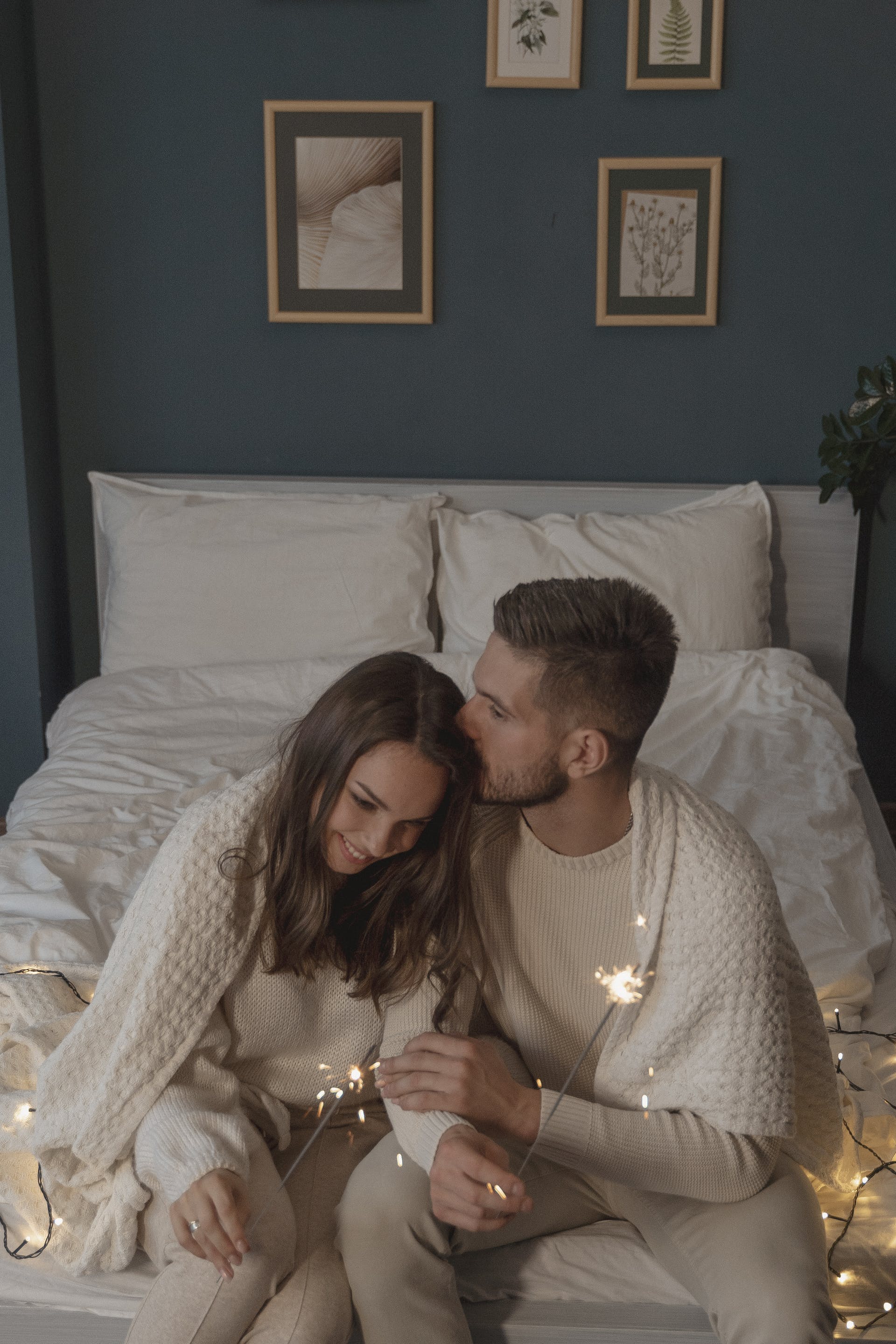 Homme embrassant une femme dans leur chambre à coucher | Source : Pexels