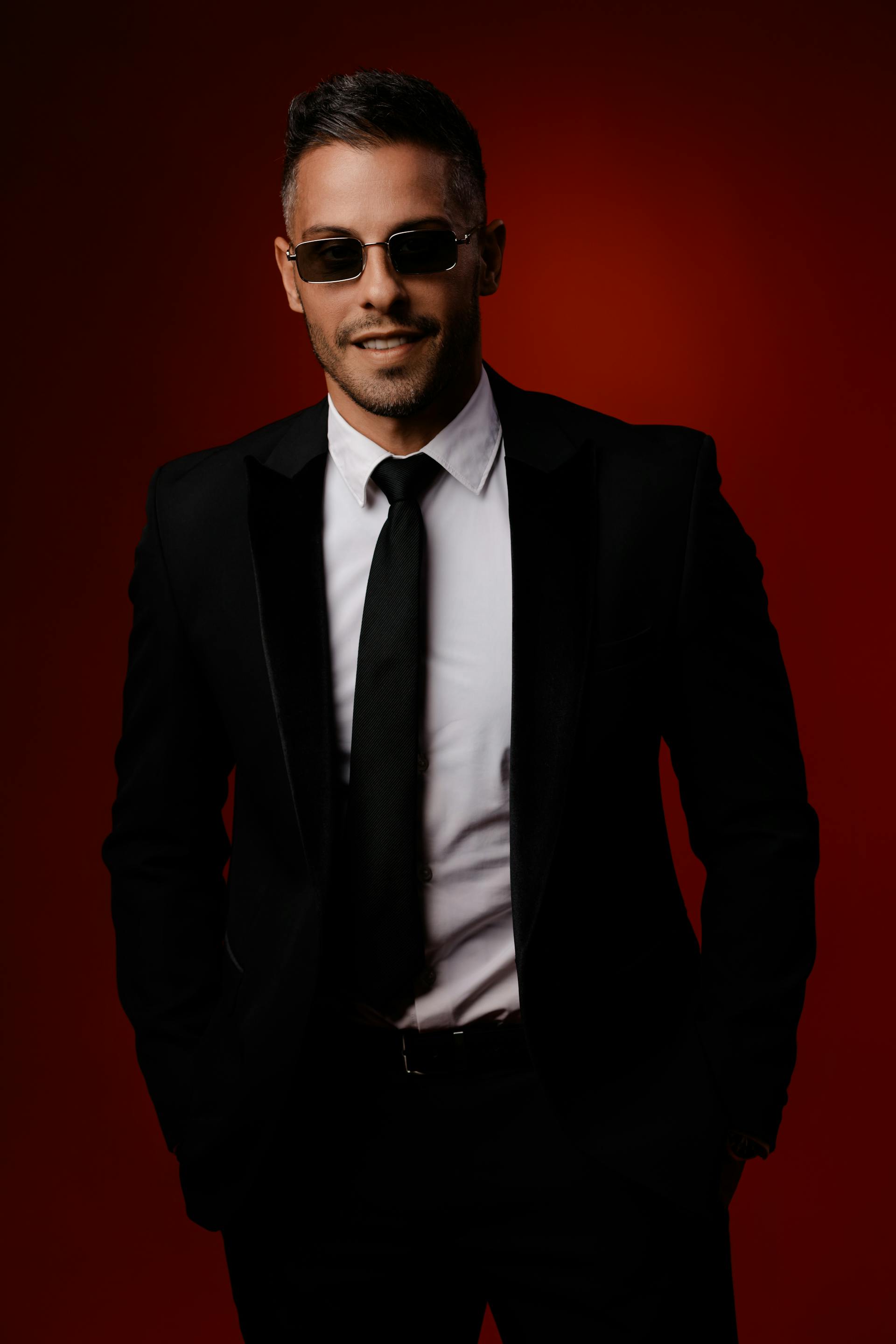Un homme qui sourit à quelqu'un | Source : Pexels